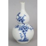 A SMALL 19TH CENTURY CHINESE BLUE & WHITE DOUBLE GOURD PORCELAIN VASE, the base with a six-character