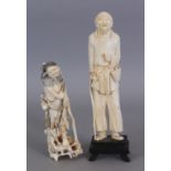 AN EARLY 20TH CENTURY CHINESE CARVED IVORY FIGURE OF A STANDING MAN, together with a fixed wood