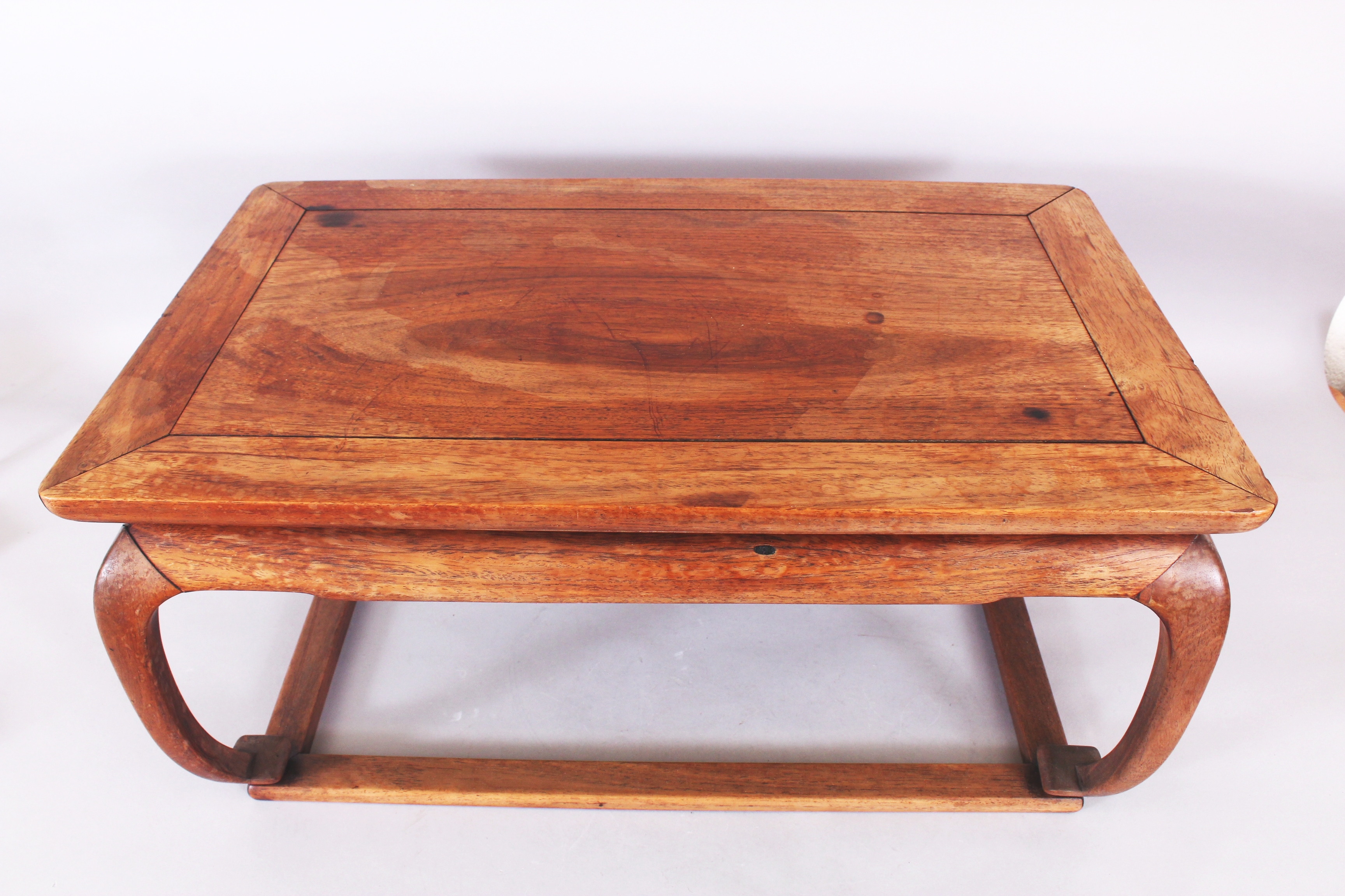 A GOOD QUALITY 19TH/20TH CENTURY CHINESE LOW HARDWOOD RECTANGULAR TABLE, supported on scroll feet - Image 2 of 4