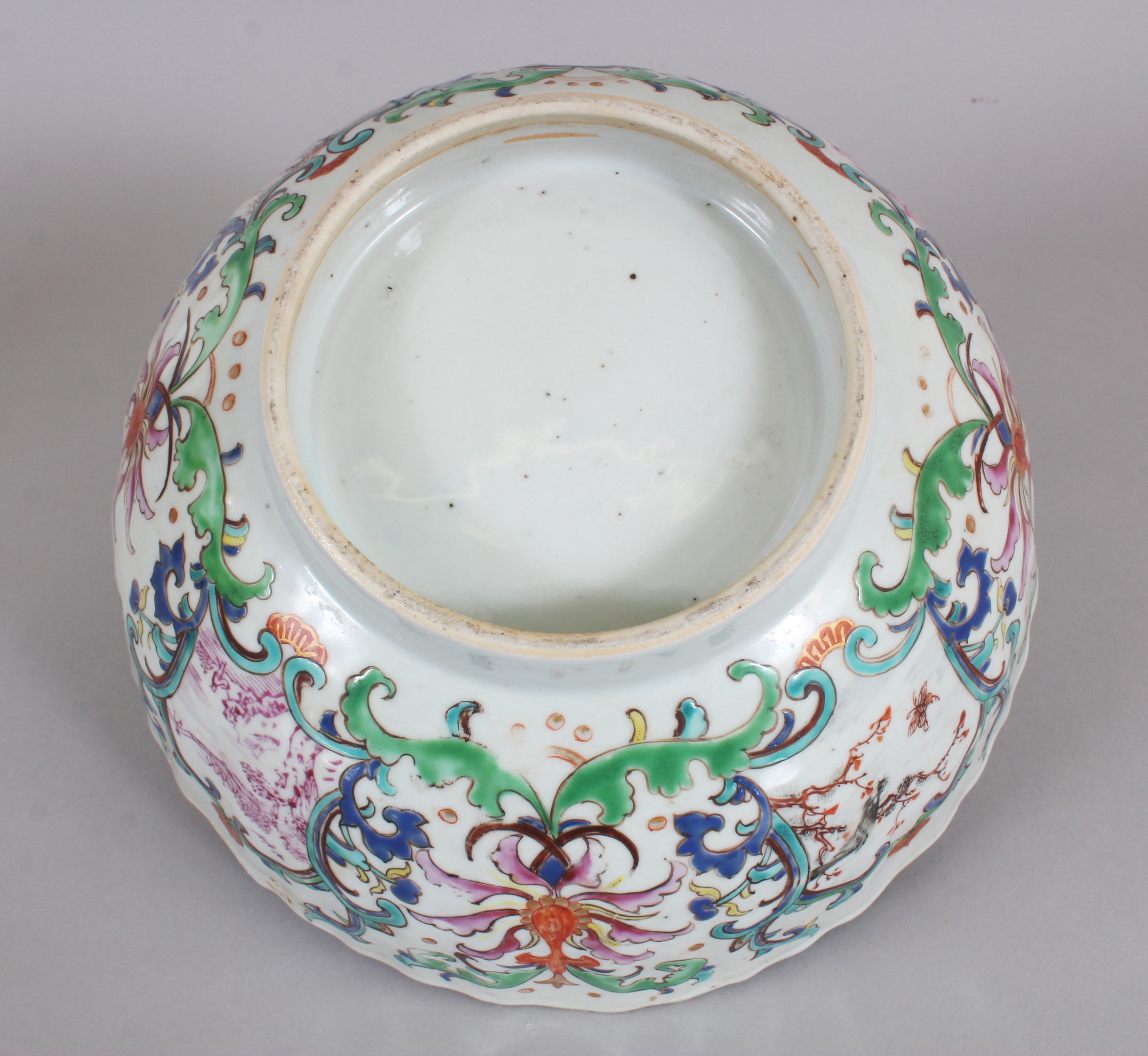 AN UNUSUAL EARLY 18TH CENTURY CHINESE FAMILLE ROSE FLUTED PORCELAIN BOWL, painted with formal - Image 7 of 8