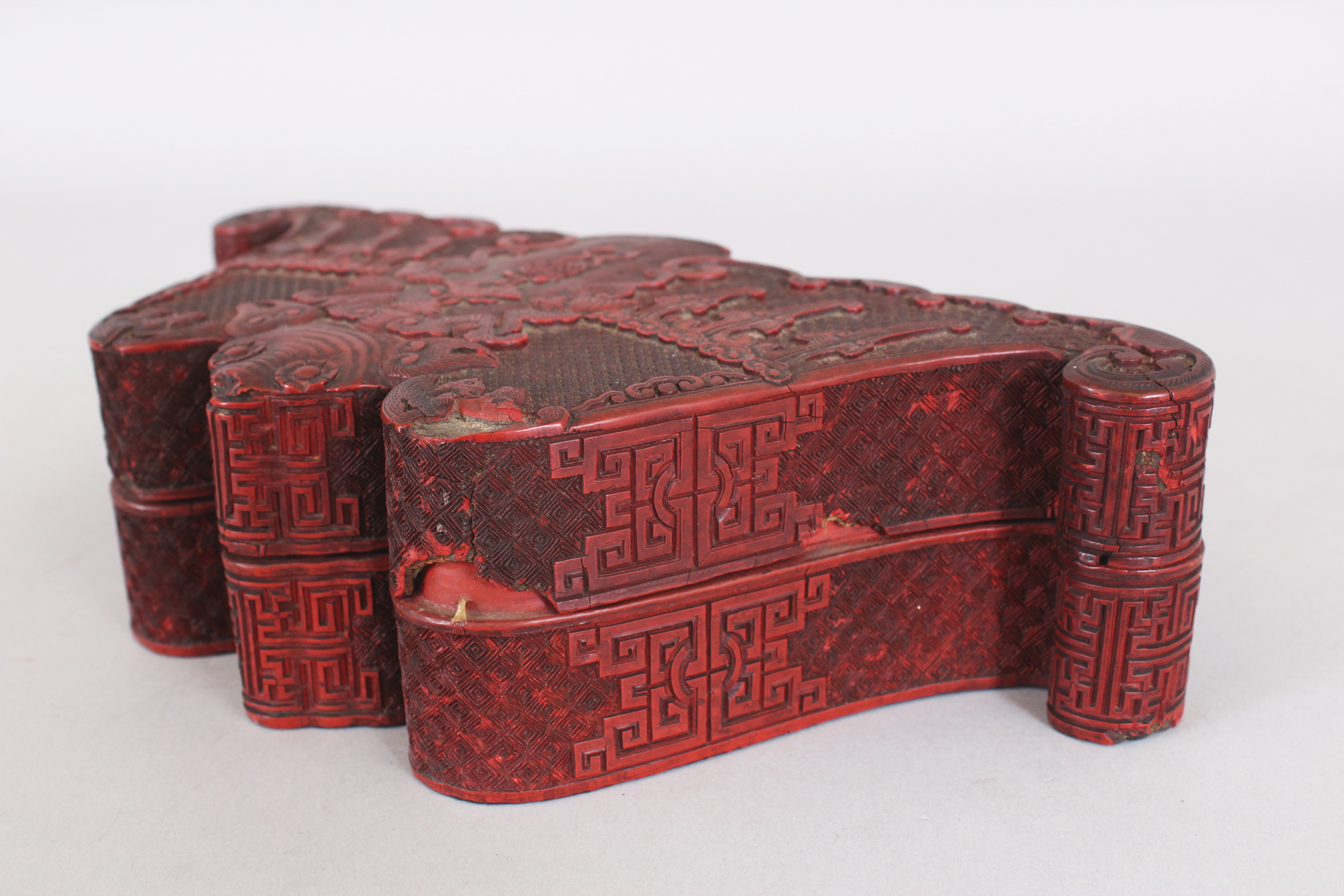 A GOOD QUALITY EARLY/MID 19TH CENTURY CHINESE CINNABAR LACQUER BAT-FORM BOX & COVER, with well - Image 4 of 7