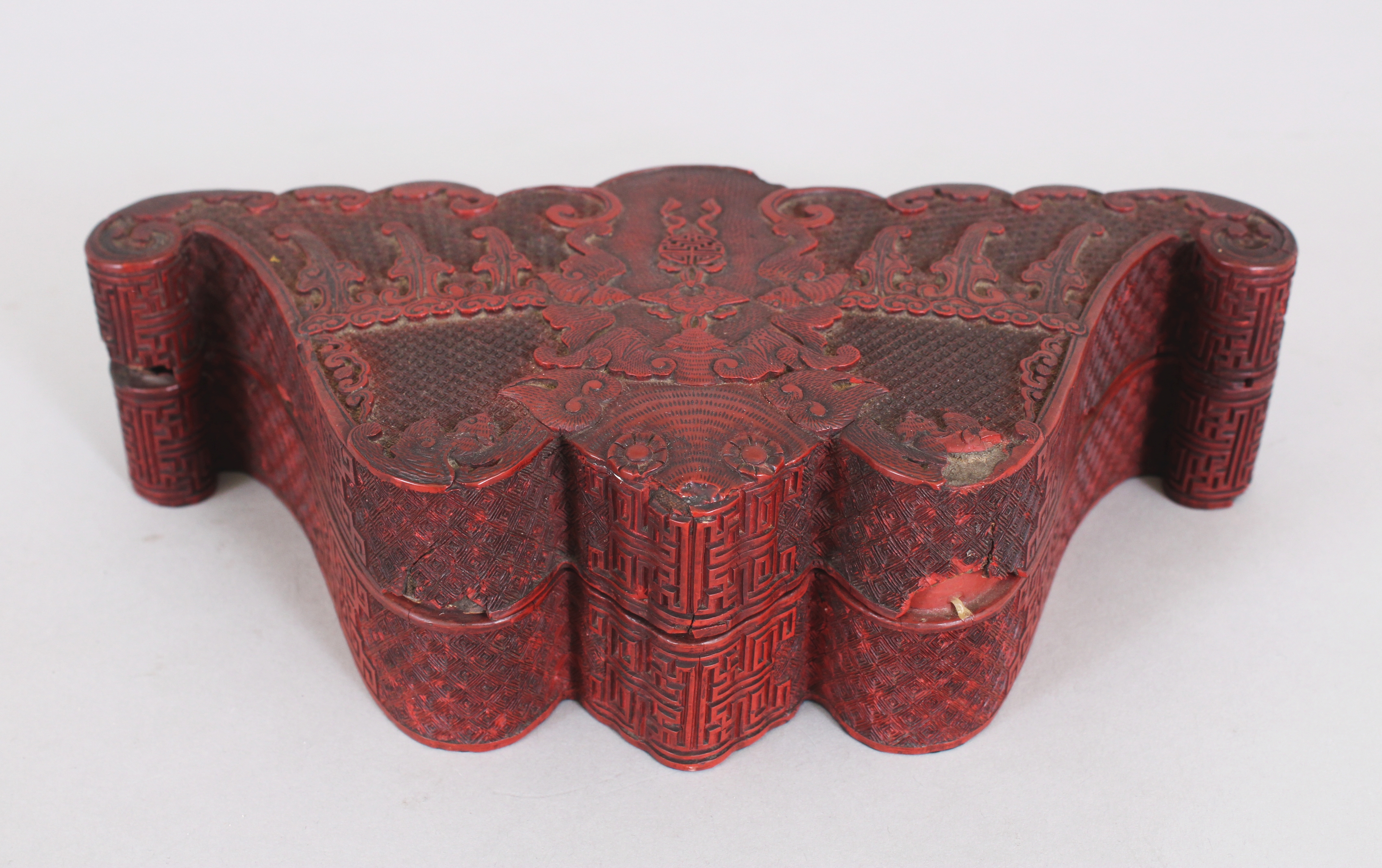 A GOOD QUALITY EARLY/MID 19TH CENTURY CHINESE CINNABAR LACQUER BAT-FORM BOX & COVER, with well