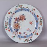 A LARGE CHINESE KANGXI/YONGZHENG FAMILLE VERTE-IMARI PORCELAIN CHARGER, painted to its centre with a