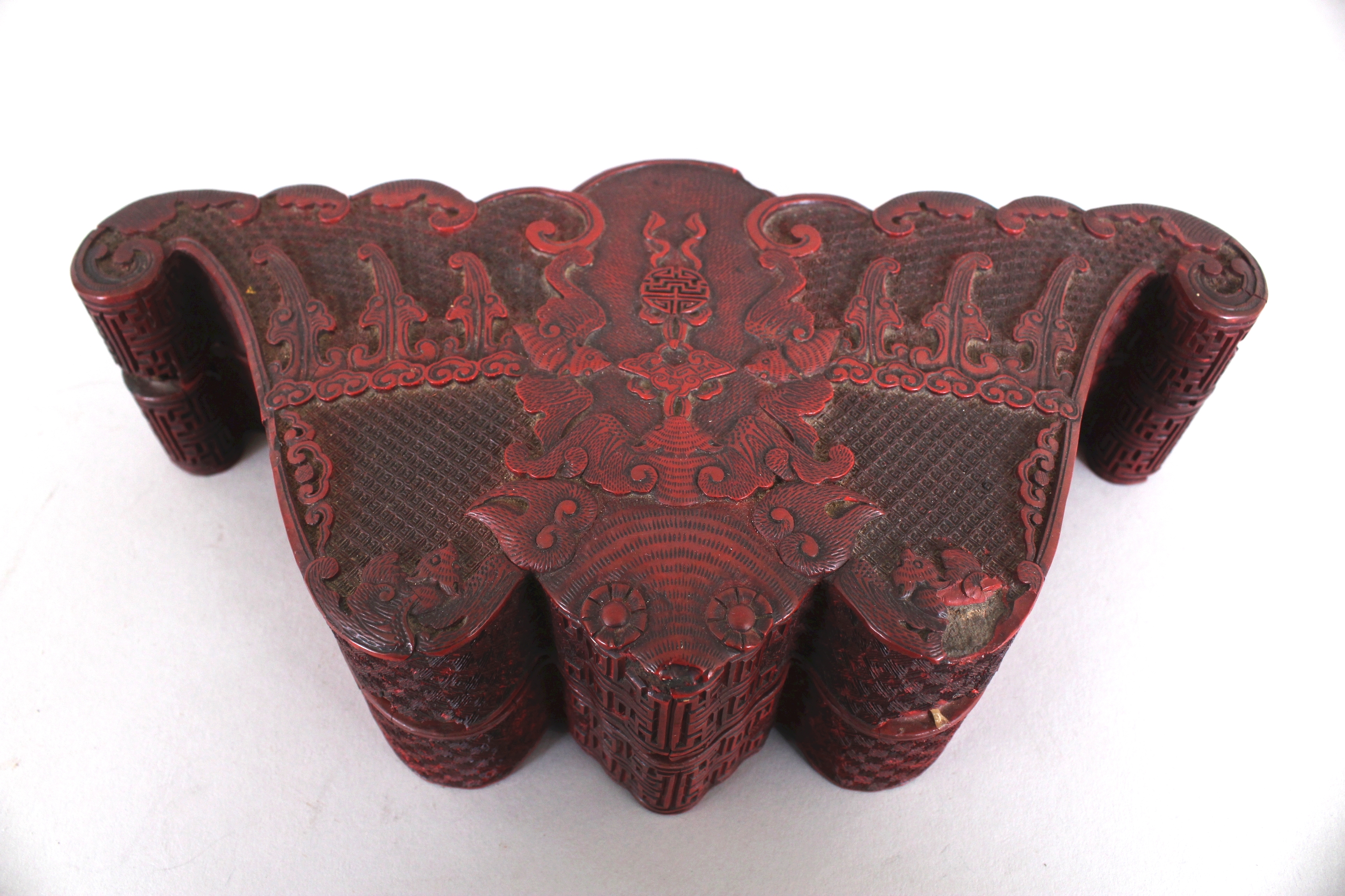 A GOOD QUALITY EARLY/MID 19TH CENTURY CHINESE CINNABAR LACQUER BAT-FORM BOX & COVER, with well - Image 5 of 7