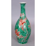 AN UNUSUAL GOOD QUALITY 19TH CENTURY CHINESE IRON-RED GREEN GROUND PORCELAIN BOTTLE VASE, painted