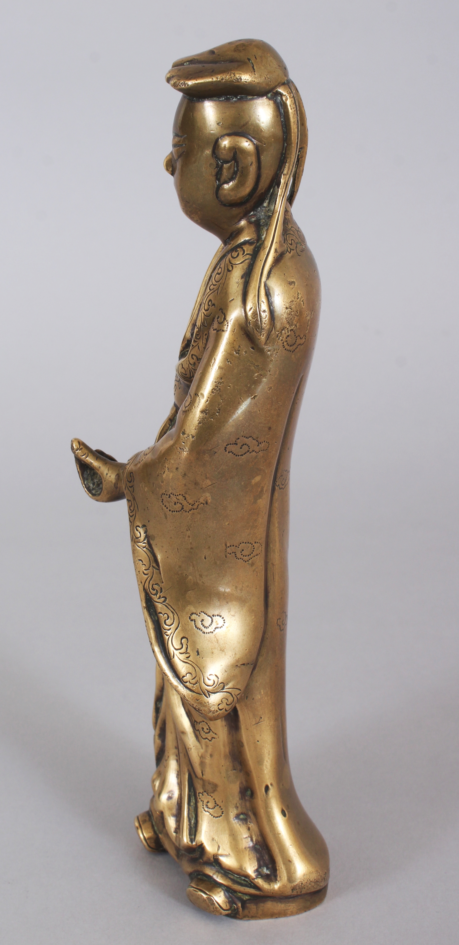 AN 18TH/19TH CENTURY CHINESE POLISHED BRONZE FIGURE OF A STANDING IMMORTAL, the flowing robes with - Image 4 of 7