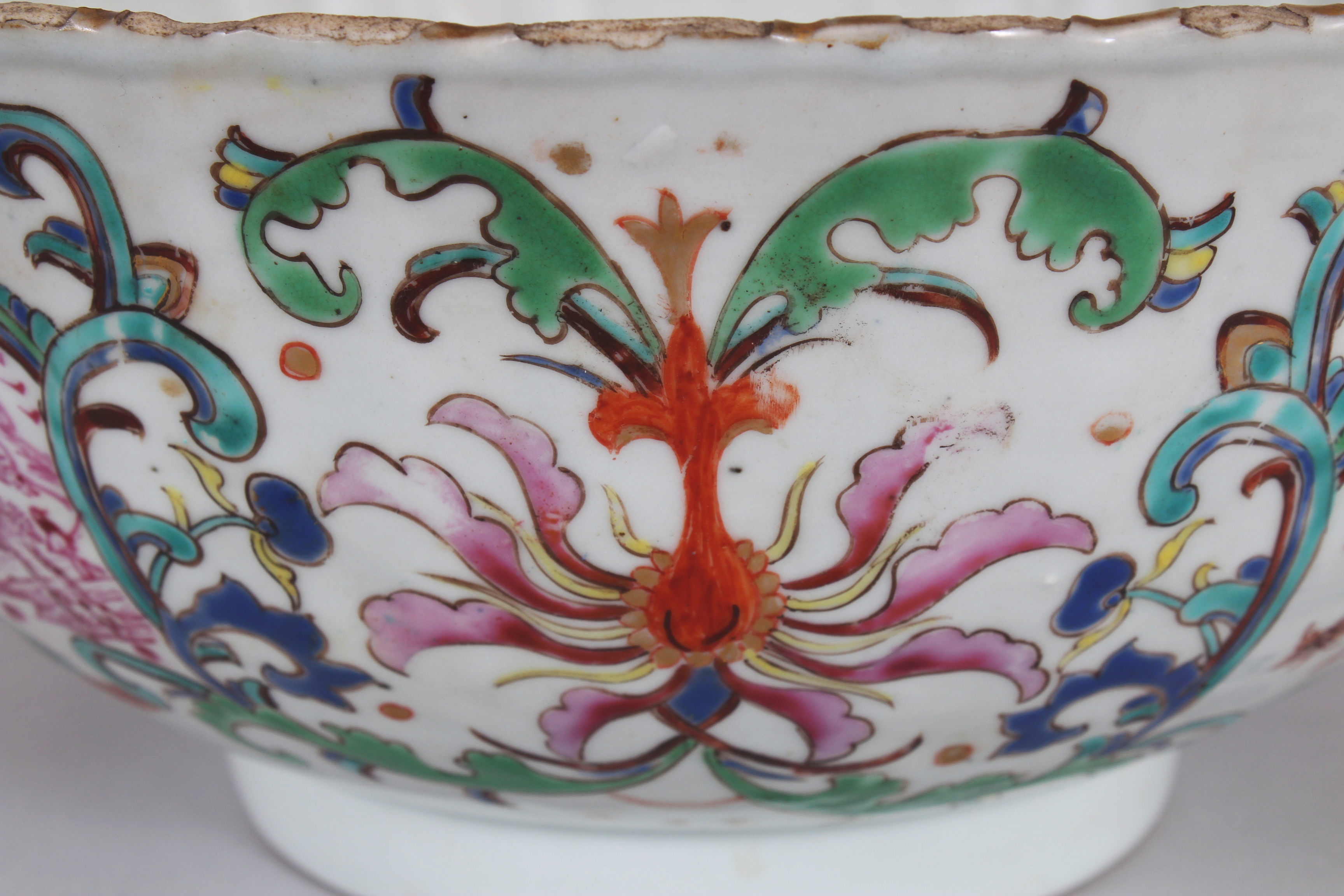 AN UNUSUAL EARLY 18TH CENTURY CHINESE FAMILLE ROSE FLUTED PORCELAIN BOWL, painted with formal - Image 5 of 8