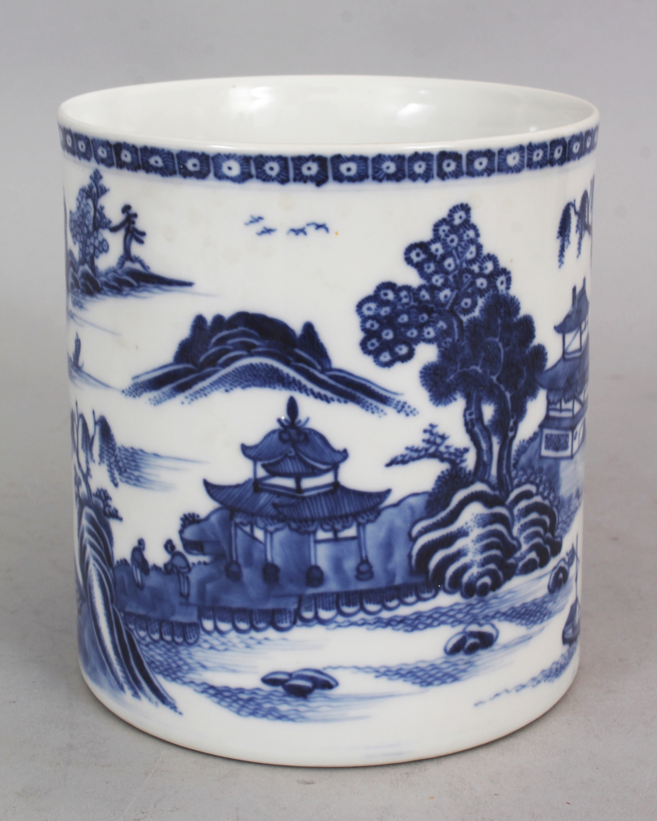 AN 18TH CENTURY CHINESE QIANLONG PERIOD BLUE & WHITE PORCELAIN TANKARD, painted with a river - Image 2 of 6
