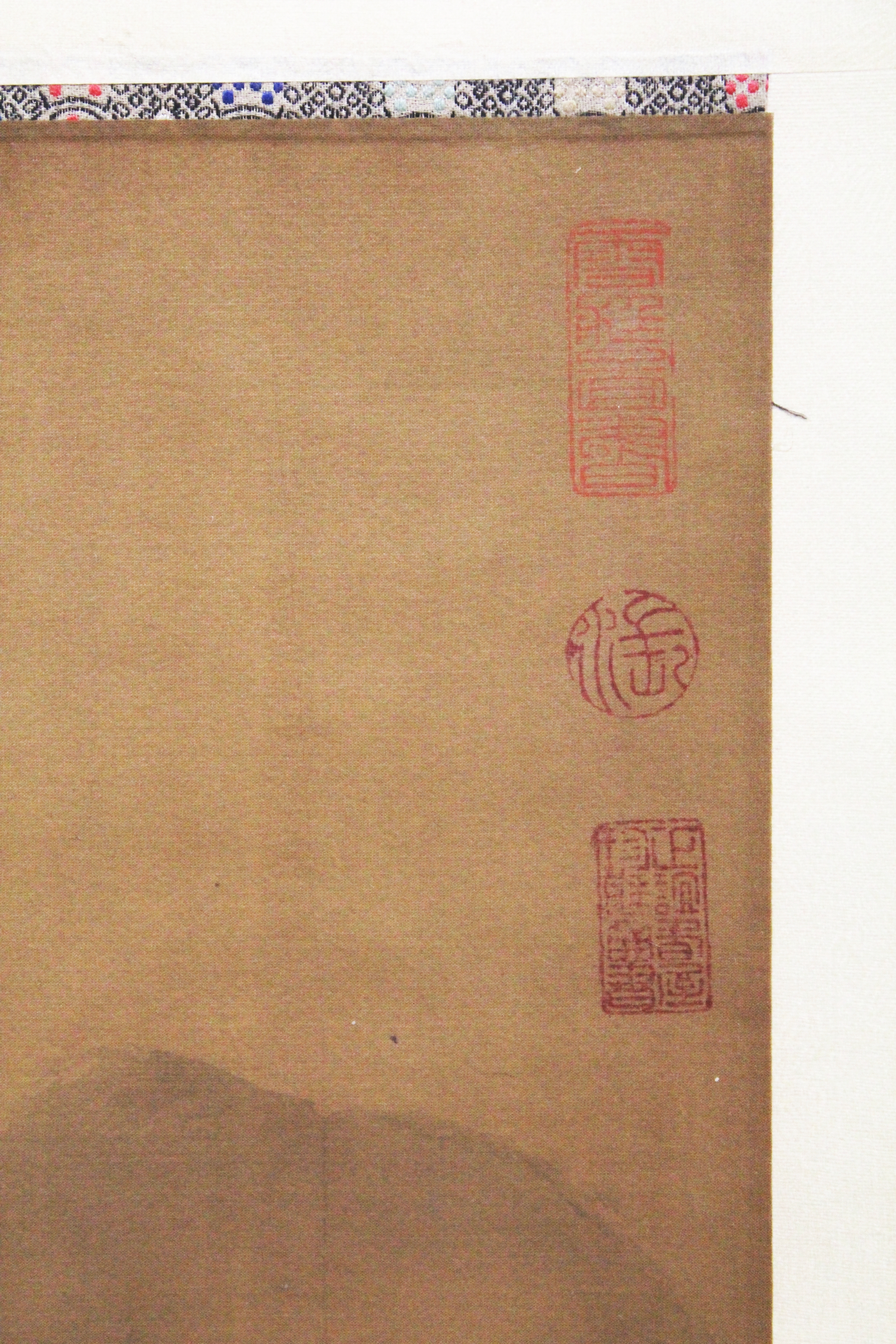 ANOTHER CHINESE HANGING SILK SCROLL PICTURE, depicting a hut beneath pine and before a towering - Image 4 of 5
