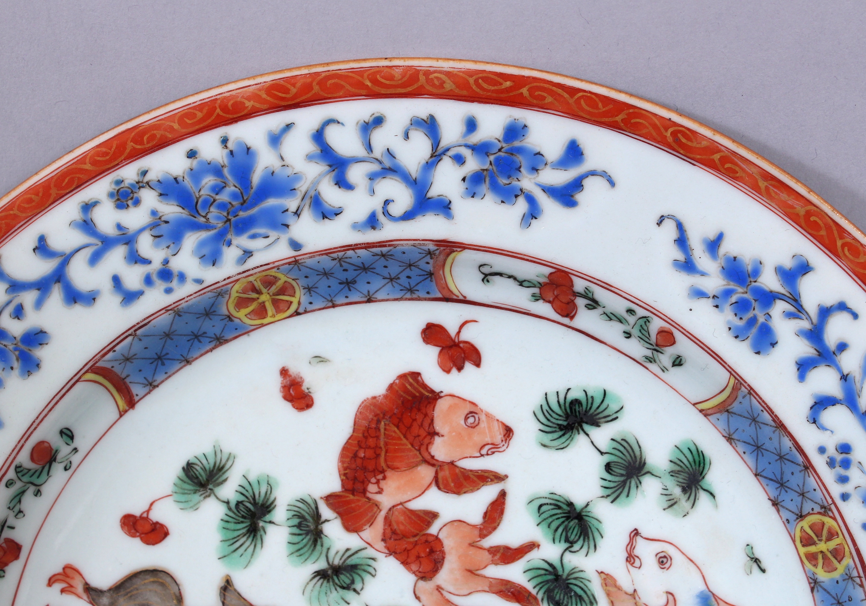 A GOOD CHINESE YONGZHENG PERIOD FAMILLE ROSE PORCELAIN PLATE, circa 1730, painted to its centre with - Image 3 of 5