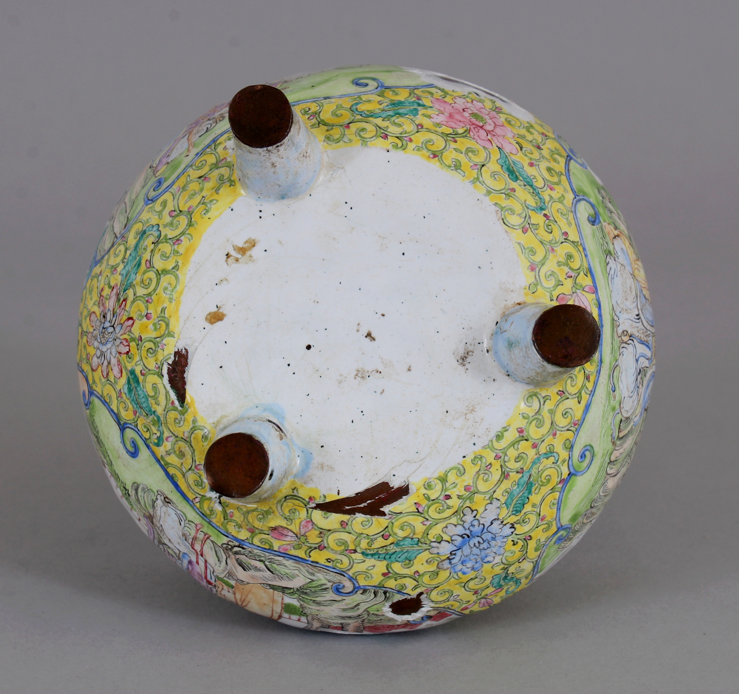 AN UNUSUAL 18TH/19TH CENTURY CHINESE YELLOW GROUND CANTON ENAMEL TRIPOD CENSER, decorated with - Image 5 of 6