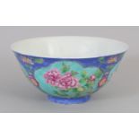 AN UNUSUAL GOOD QUALITY CHINESE FAMILLE ROSE PORCELAIN BOWL, decorated with pentafoil turquoise