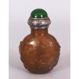 A GOOD QUALITY 19TH/20TH CENTURY CHINESE AGATE STYLE SNUFF BOTTLE, with a silver-metal and green