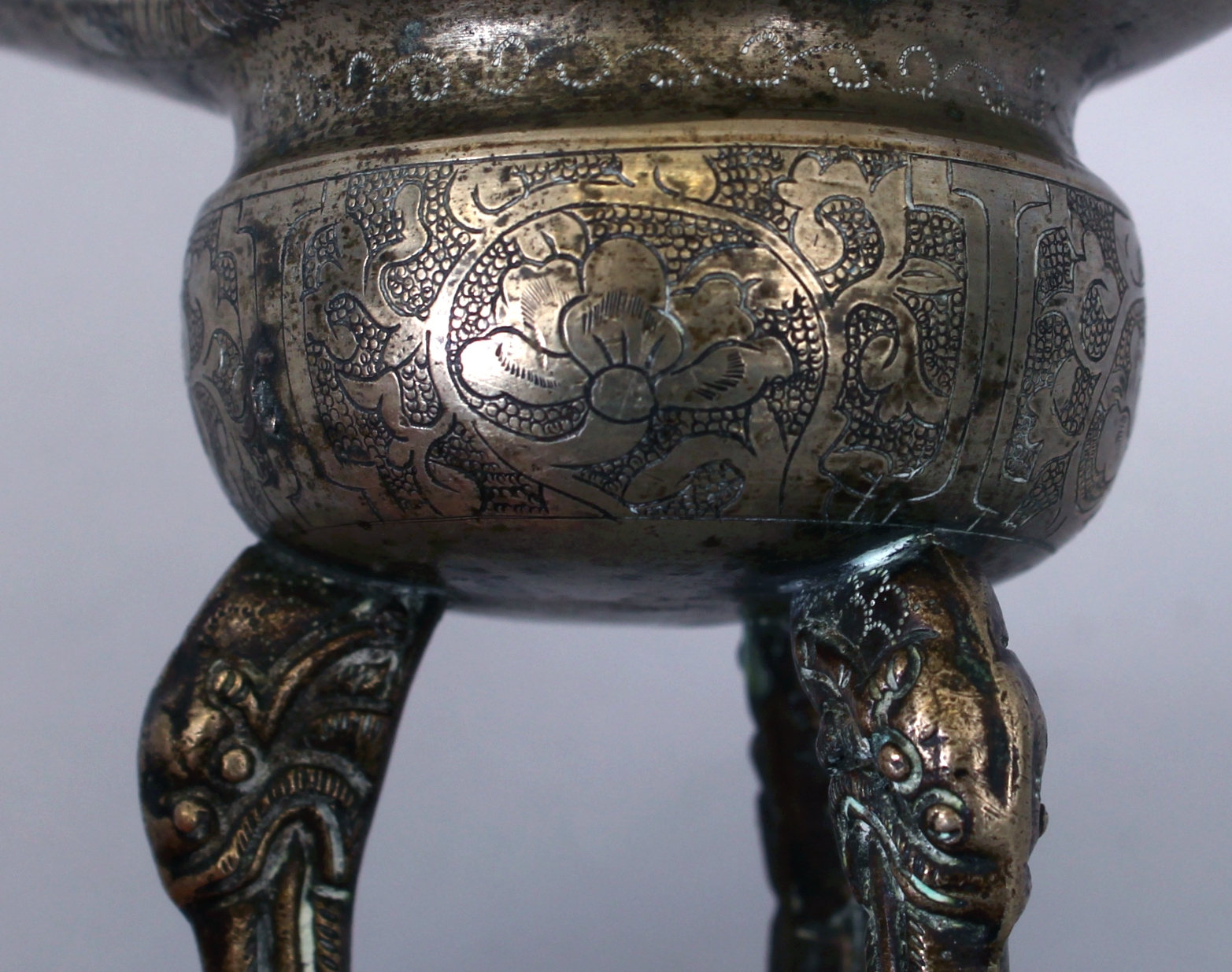 AN UNUSUAL 18TH/19TH CENTURY CHINESE OR TIBETAN SILVERED METAL PAKTONG JUE TRIPOD CENSER, the - Image 8 of 9