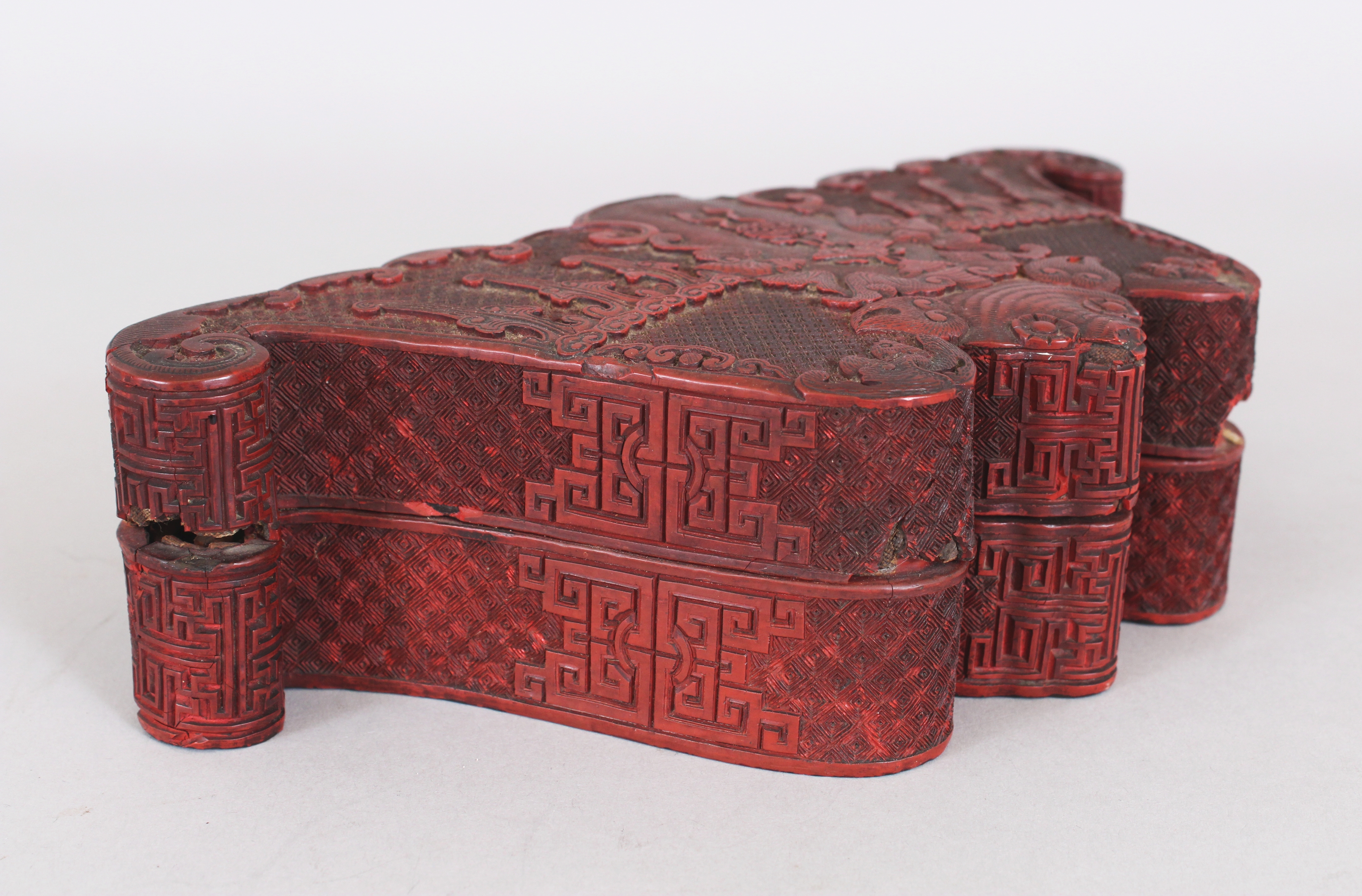 A GOOD QUALITY EARLY/MID 19TH CENTURY CHINESE CINNABAR LACQUER BAT-FORM BOX & COVER, with well - Image 2 of 7