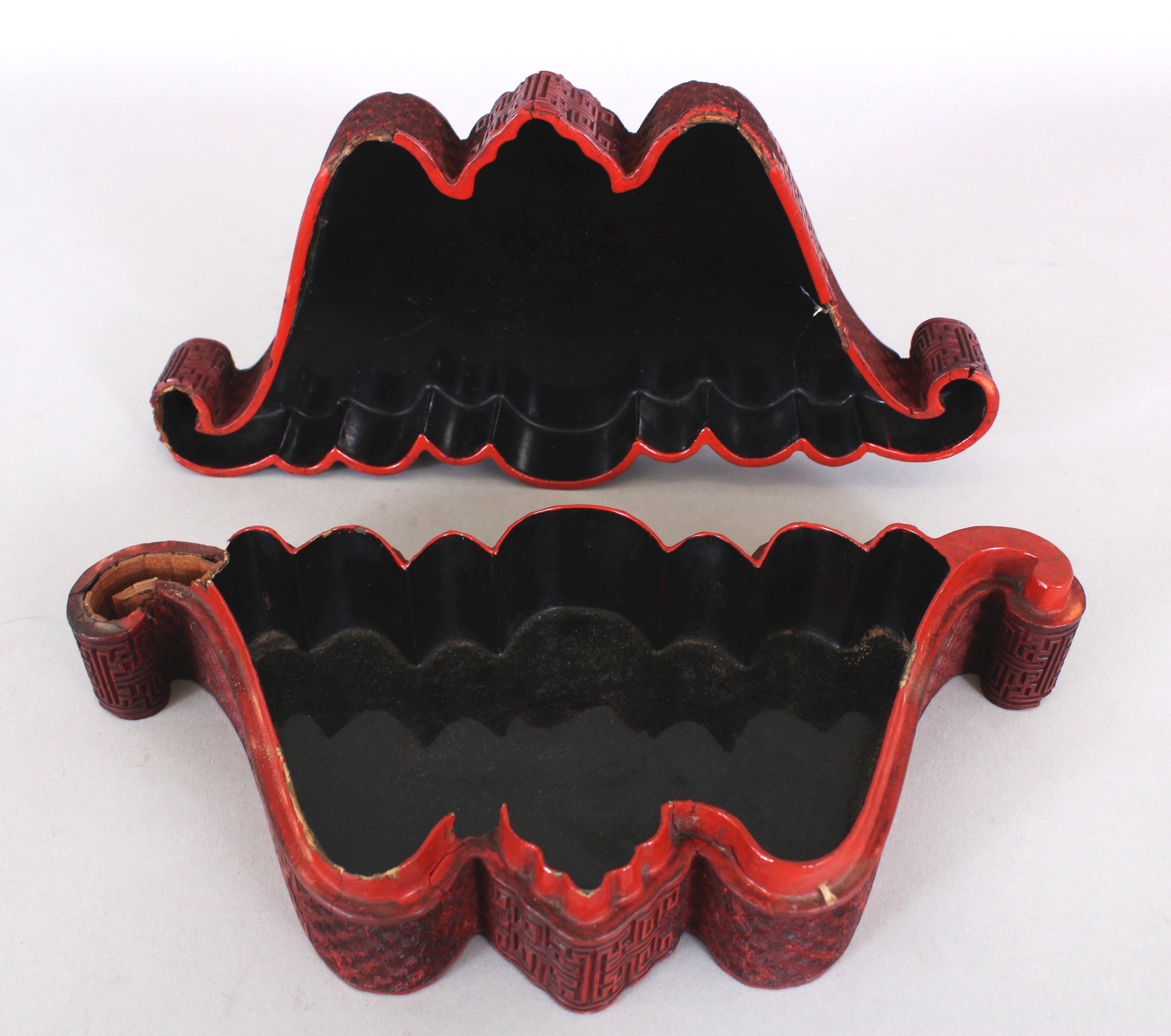 A GOOD QUALITY EARLY/MID 19TH CENTURY CHINESE CINNABAR LACQUER BAT-FORM BOX & COVER, with well - Image 6 of 7