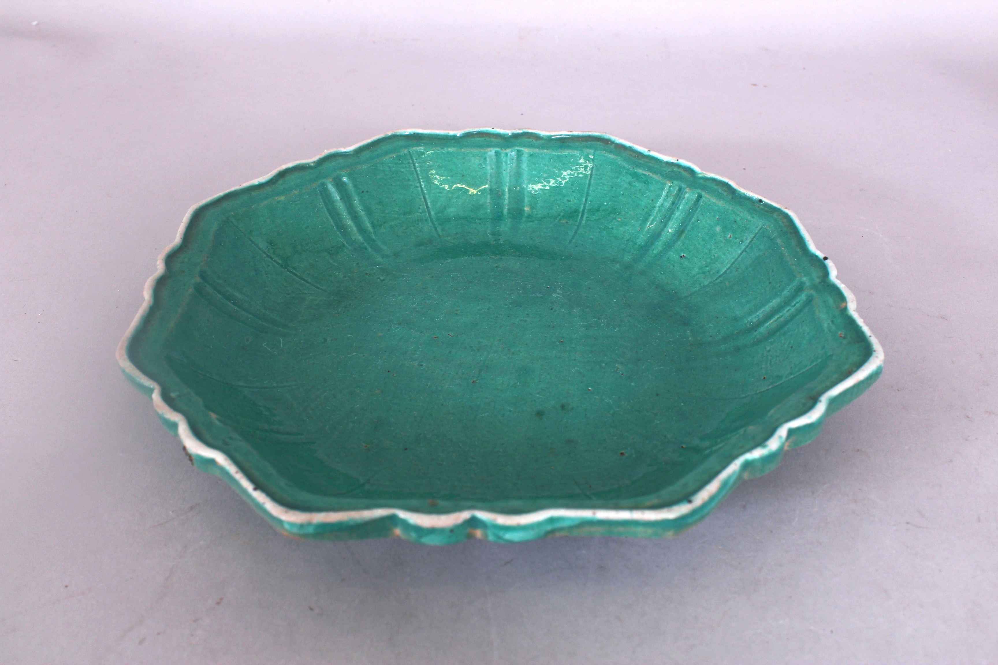 A VERY UNUSUAL 18TH/19TH CENTURY BISCUIT GLAZED OCTAGONAL PORCELAIN DISH ON STAND, possibly Kangxi - Image 6 of 9