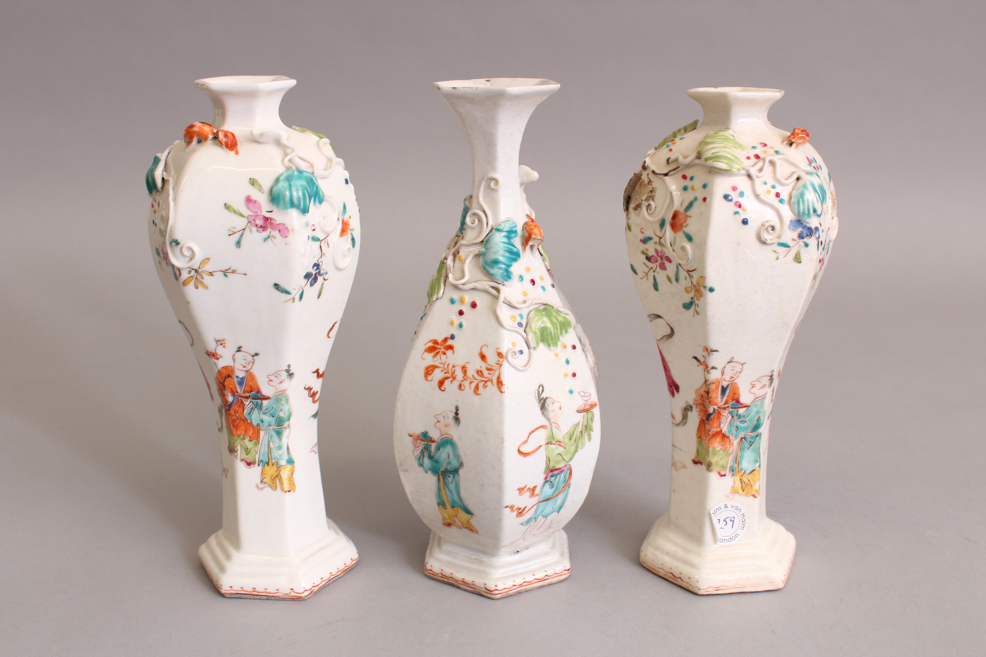 A GOOD 18TH CENTURY CHINESE QIANLONG PERIOD THREE PIECE FAMILLE ROSE MANDARIN SOFT PASTE PORCELAIN - Image 2 of 9