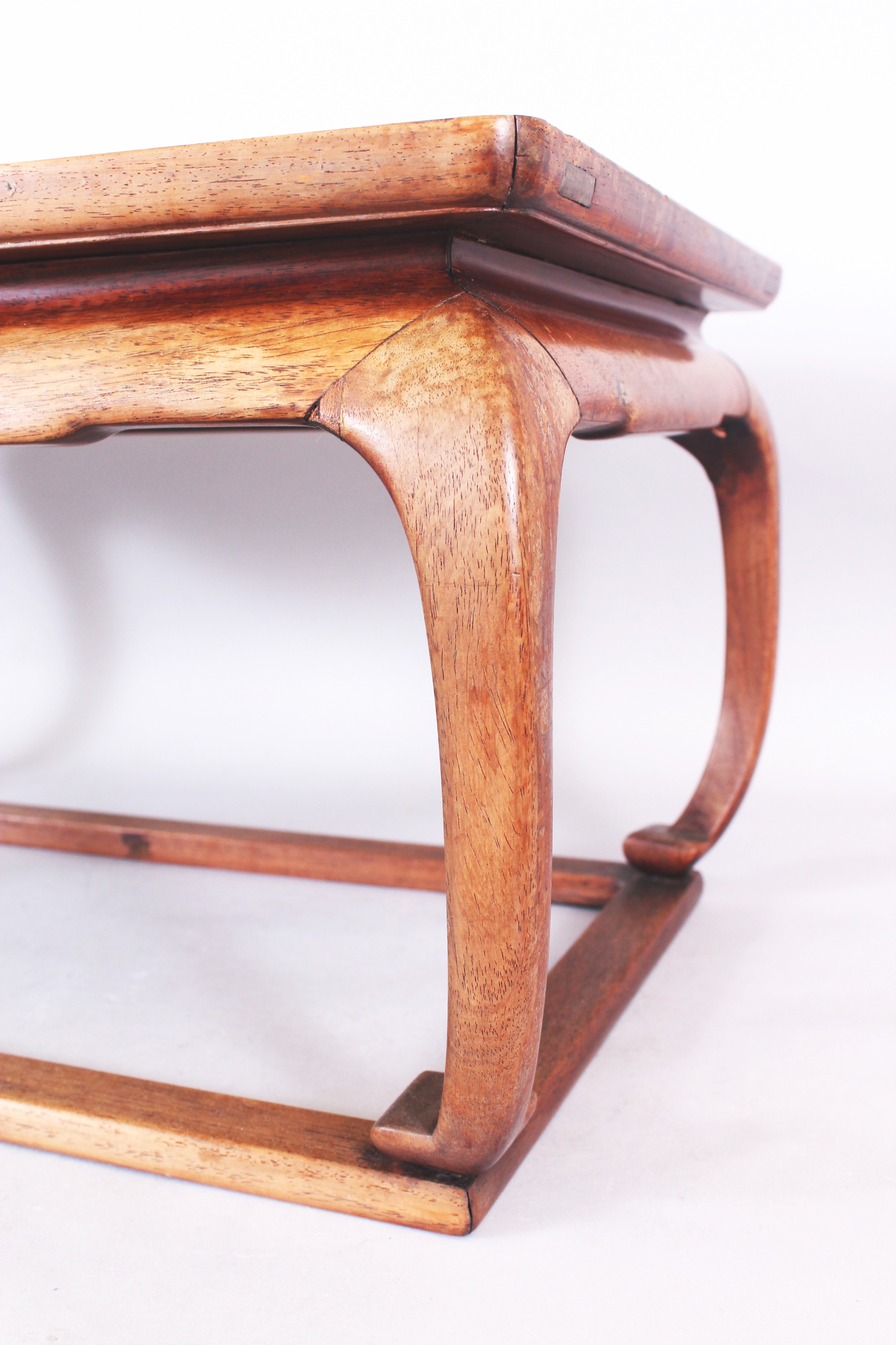 A GOOD QUALITY 19TH/20TH CENTURY CHINESE LOW HARDWOOD RECTANGULAR TABLE, supported on scroll feet - Image 4 of 4