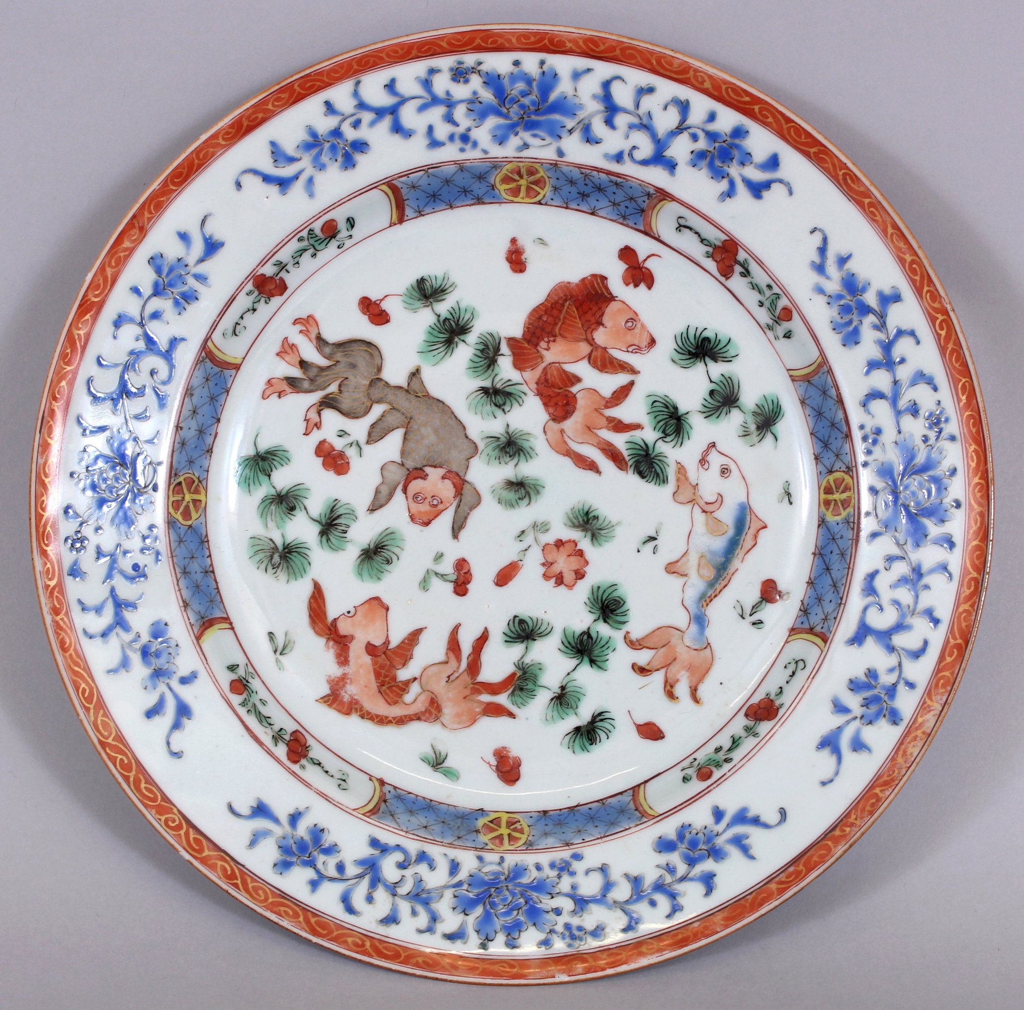 A GOOD CHINESE YONGZHENG PERIOD FAMILLE ROSE PORCELAIN PLATE, circa 1730, painted to its centre with