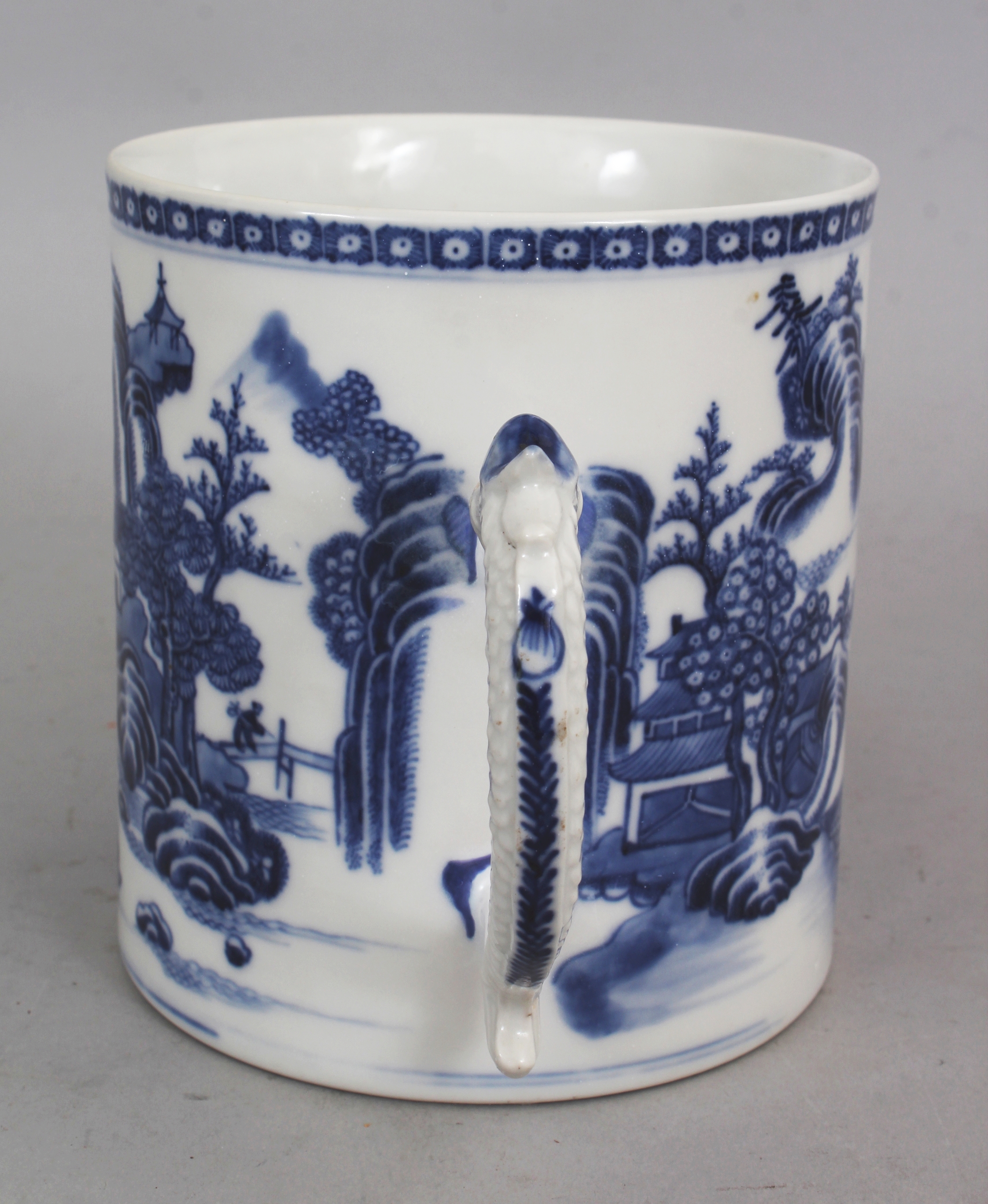 AN 18TH CENTURY CHINESE QIANLONG PERIOD BLUE & WHITE PORCELAIN TANKARD, painted with a river - Image 4 of 6