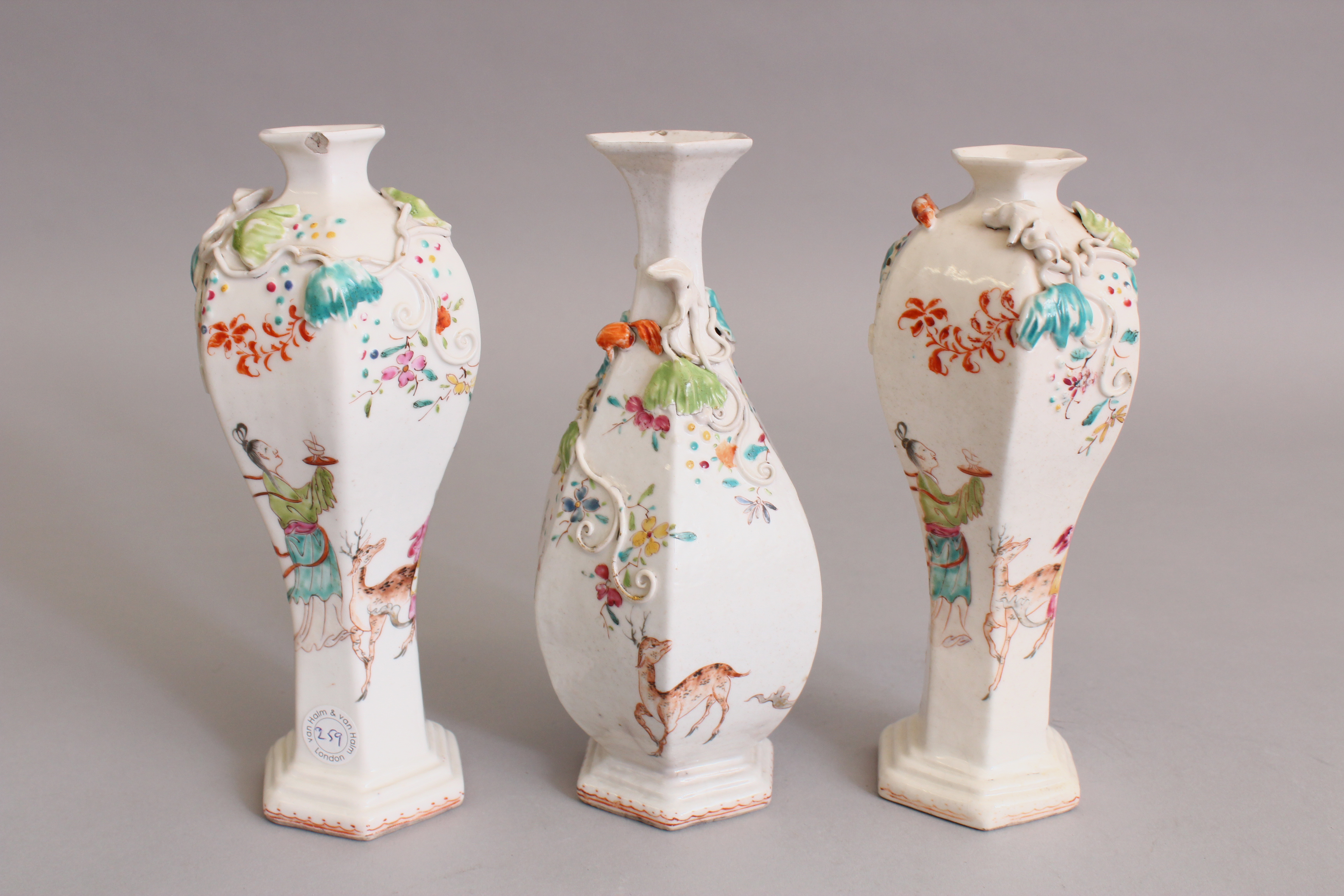 A GOOD 18TH CENTURY CHINESE QIANLONG PERIOD THREE PIECE FAMILLE ROSE MANDARIN SOFT PASTE PORCELAIN - Image 3 of 9