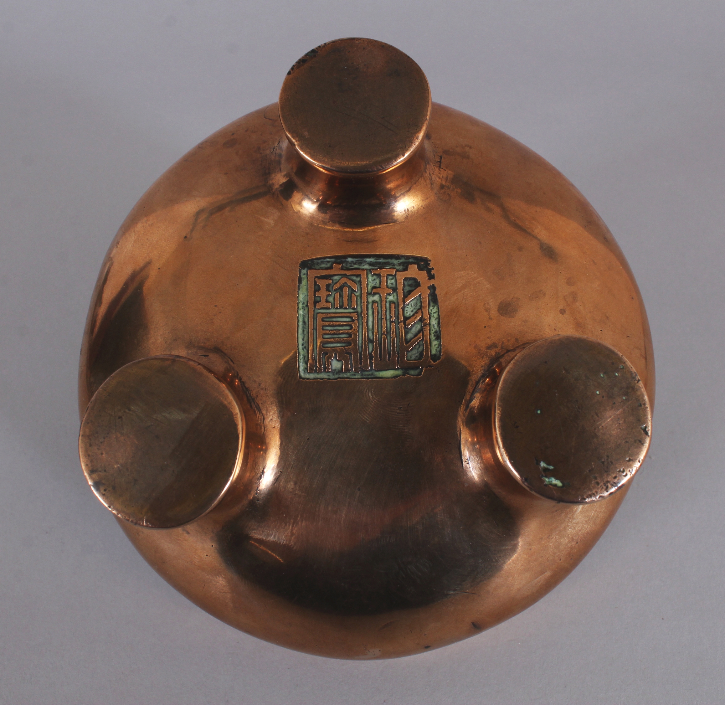A GOOD 17TH/18TH CENTURY CHINESE POLISHED BRONZE TRIPOD CENSER, weighing approx. 905gm, the base - Image 7 of 8