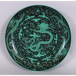 A GOOD QUALITY CHINESE GREEN & BLACK DECORATED DRAGON SAUCER DISH, decorated with dragons pursuing