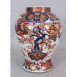 AN EARLY 20TH CENTURY JAPANESE IMARI PORCELAIN VASE, decorated with jardinieres of pine and foliage,