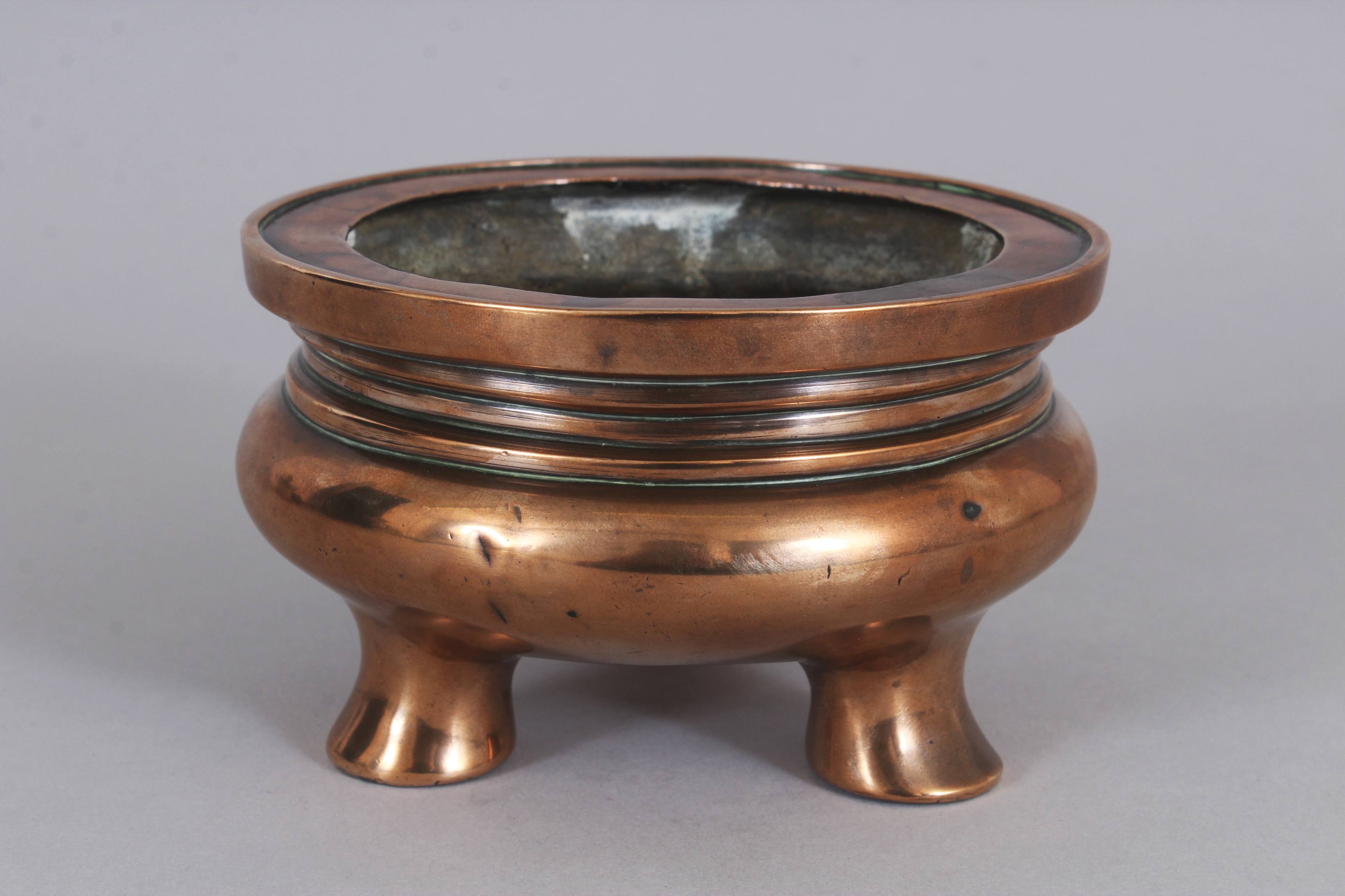 A GOOD 17TH/18TH CENTURY CHINESE POLISHED BRONZE TRIPOD CENSER, weighing approx. 905gm, the base - Image 3 of 8