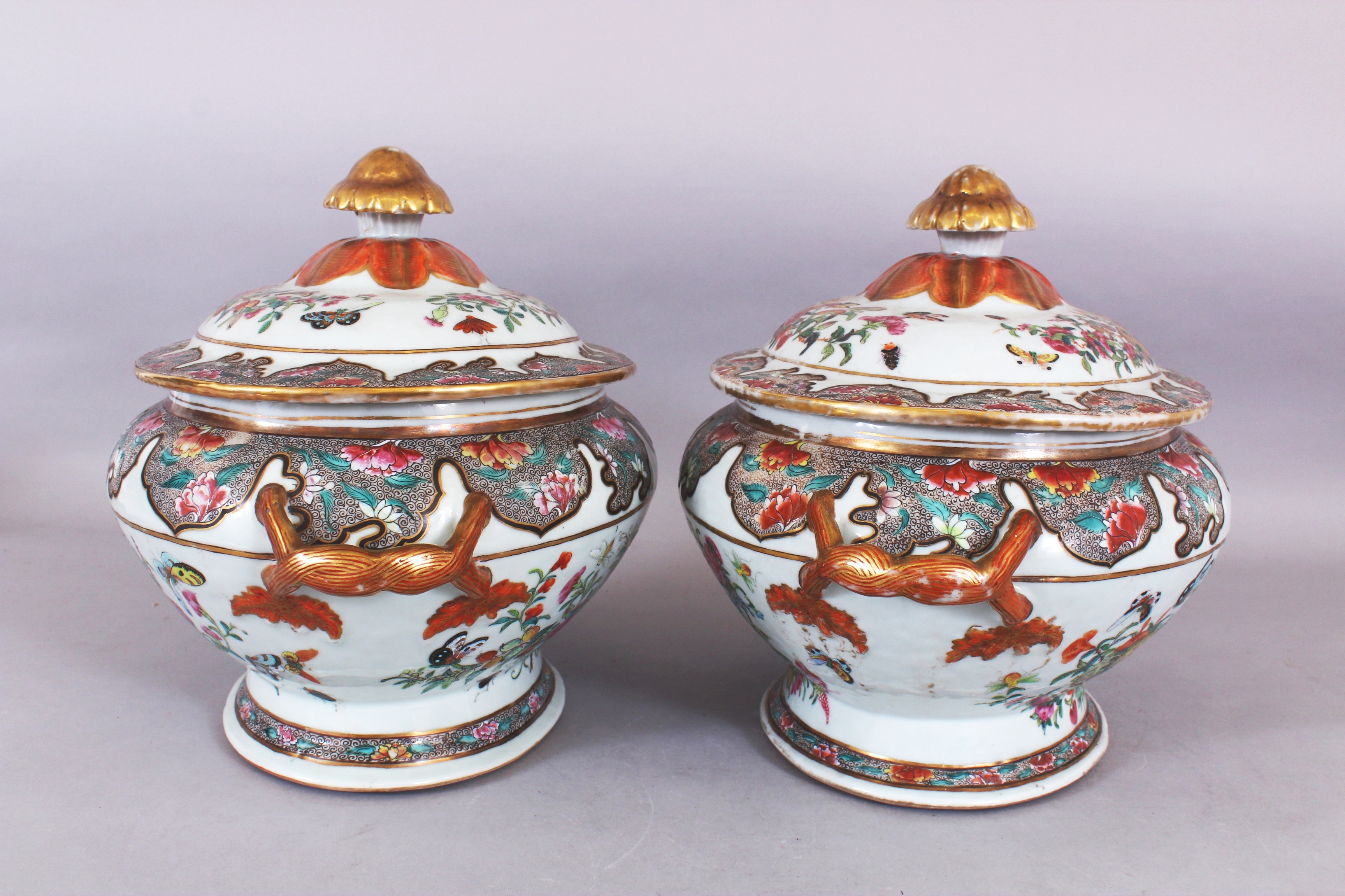 A GOOD PAIR OF EARLY/MID 19TH CENTURY CHINESE CANTON FAMILLE ROSE PORCELAIN TUREENS & COVERS, the - Image 4 of 10