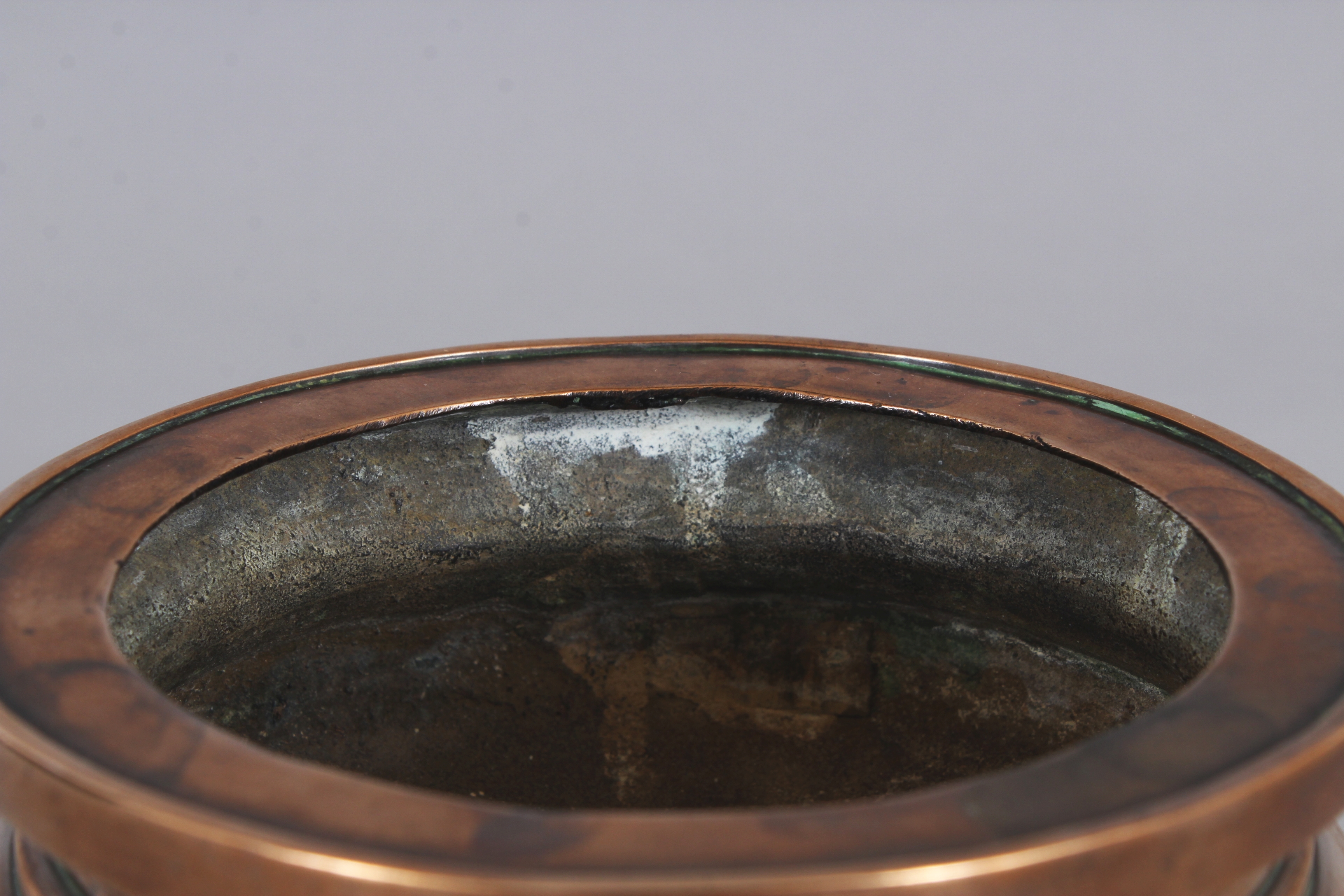 A GOOD 17TH/18TH CENTURY CHINESE POLISHED BRONZE TRIPOD CENSER, weighing approx. 905gm, the base - Image 5 of 8