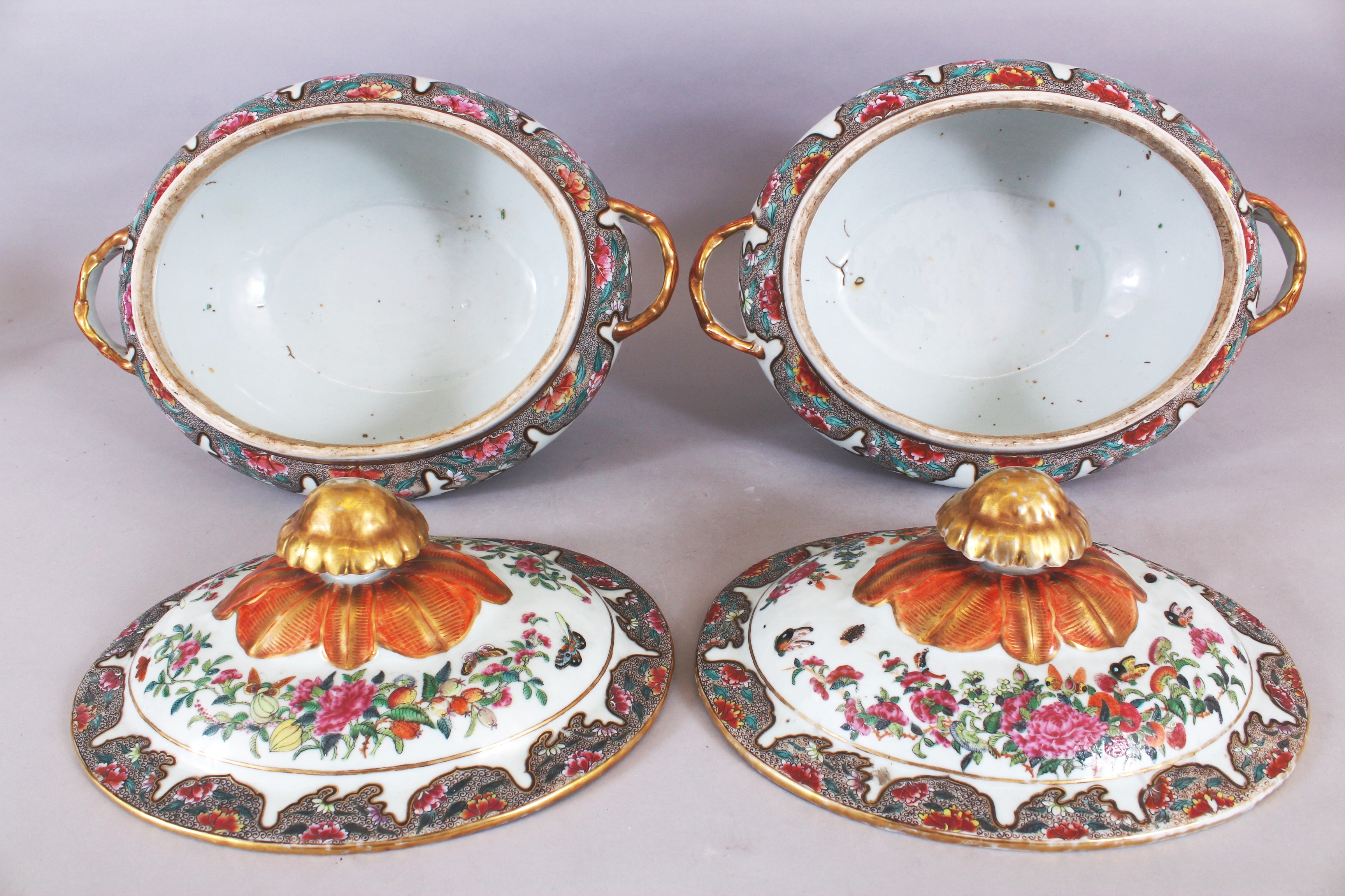 A GOOD PAIR OF EARLY/MID 19TH CENTURY CHINESE CANTON FAMILLE ROSE PORCELAIN TUREENS & COVERS, the - Image 6 of 10