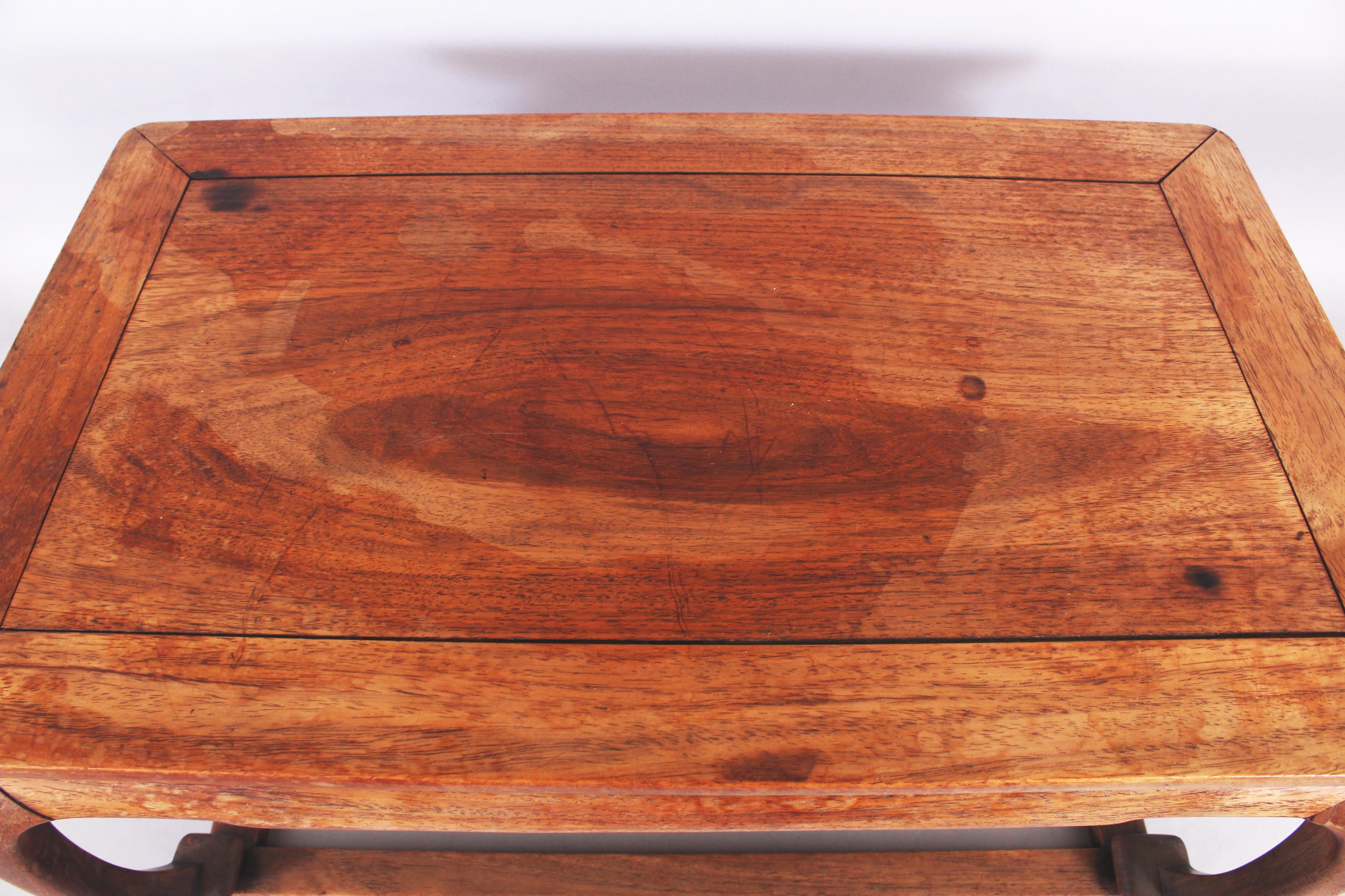 A GOOD QUALITY 19TH/20TH CENTURY CHINESE LOW HARDWOOD RECTANGULAR TABLE, supported on scroll feet - Image 3 of 4