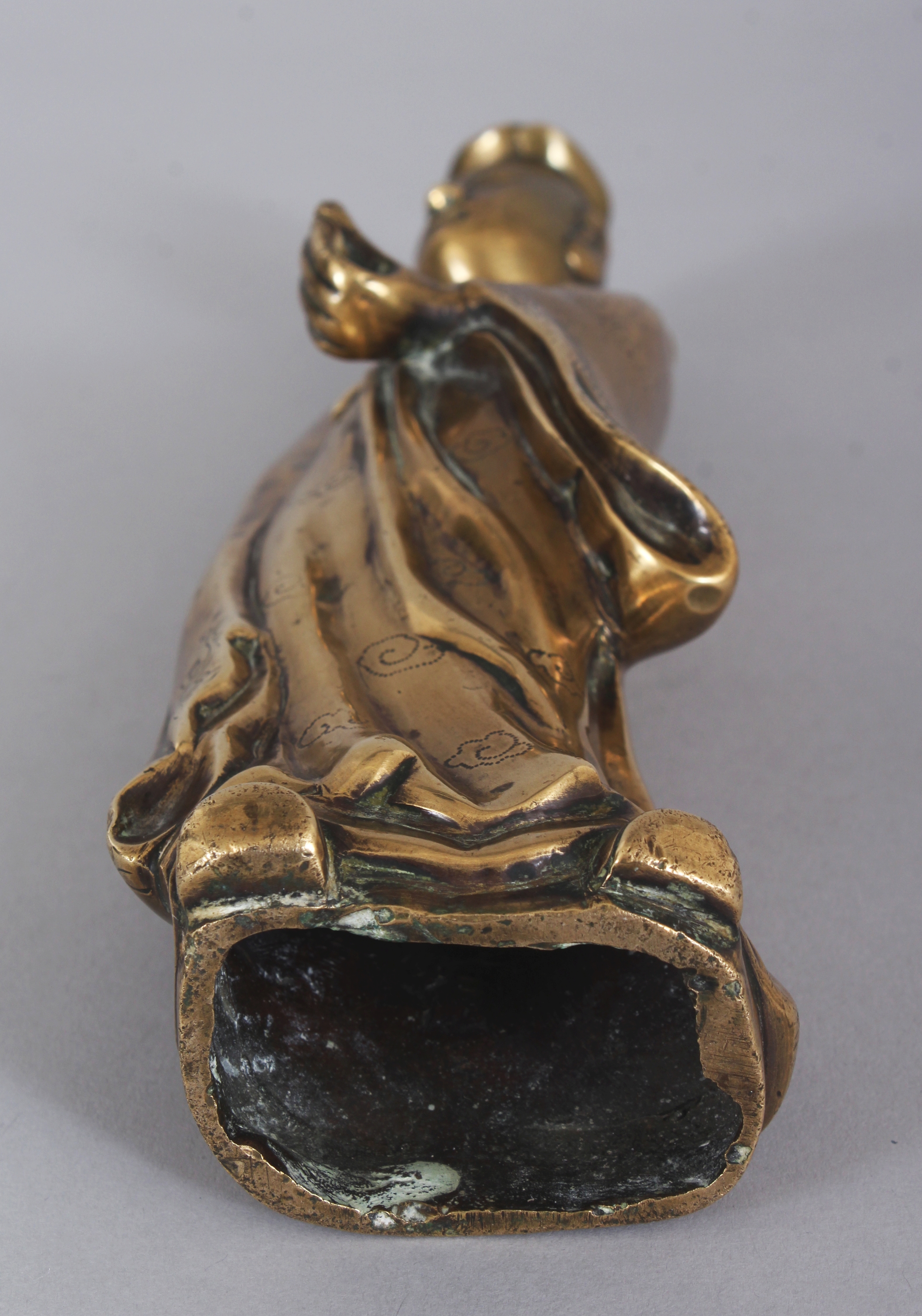 AN 18TH/19TH CENTURY CHINESE POLISHED BRONZE FIGURE OF A STANDING IMMORTAL, the flowing robes with - Image 7 of 7