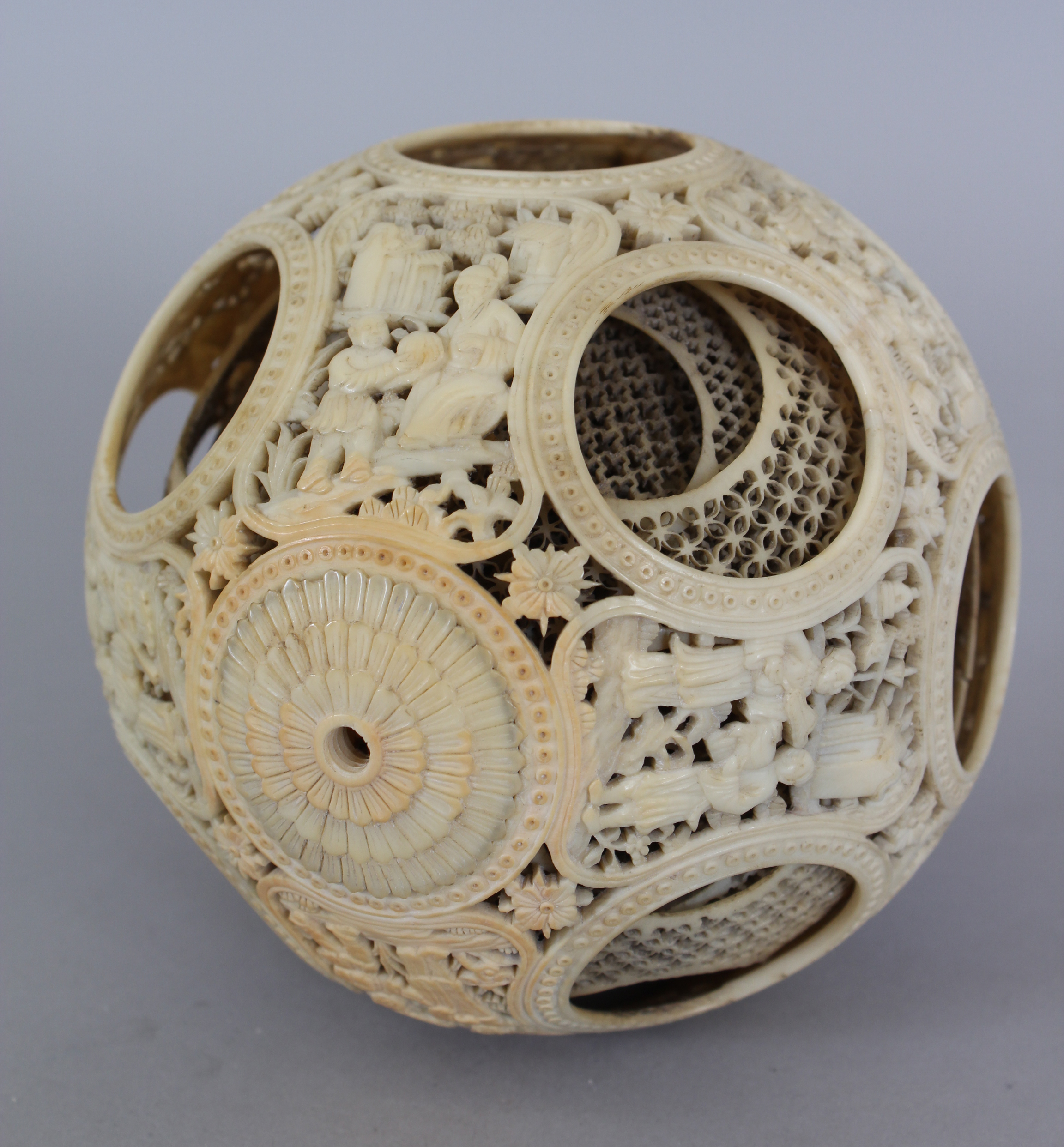 A SLIGHTLY SMALLER 19TH CENTURY CHINESE CARVED IVORY CONCENTRIC BALL, weighing approx. 177gm, the - Image 3 of 5