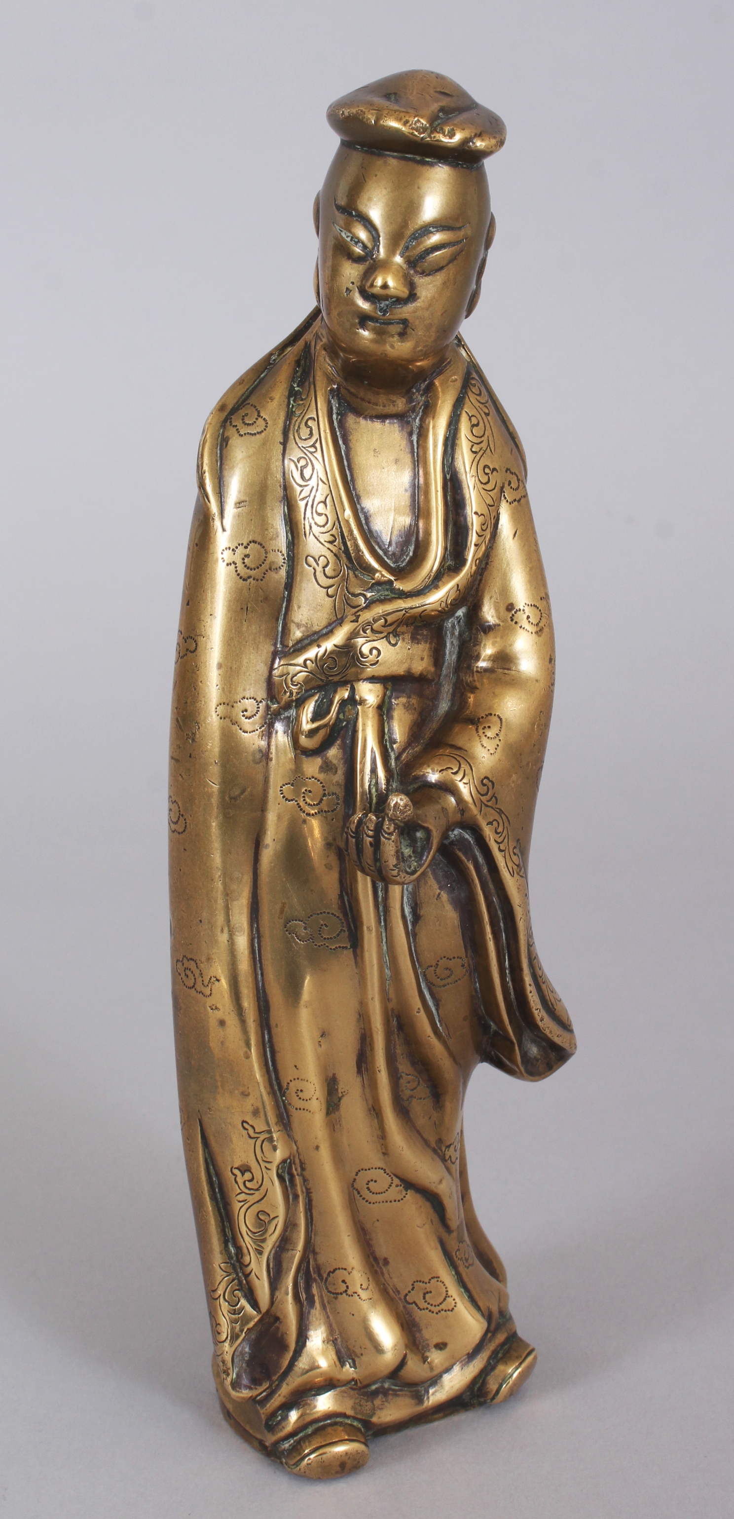 AN 18TH/19TH CENTURY CHINESE POLISHED BRONZE FIGURE OF A STANDING IMMORTAL, the flowing robes with