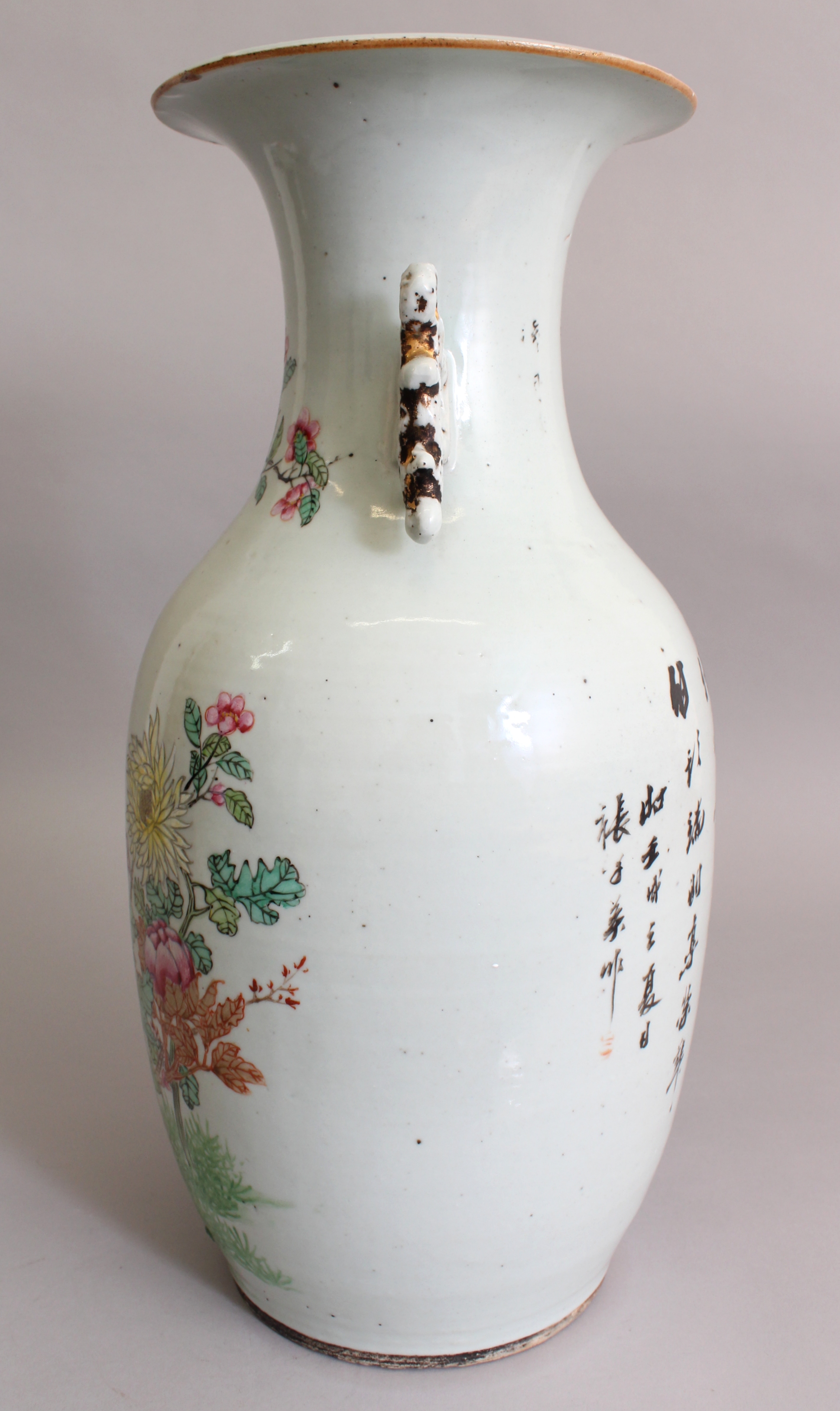 A LARGE CHINESE REPUBLIC PERIOD FAMILLE ROSE PORCELAIN VASE, painted with calligraphy and with a - Image 4 of 9