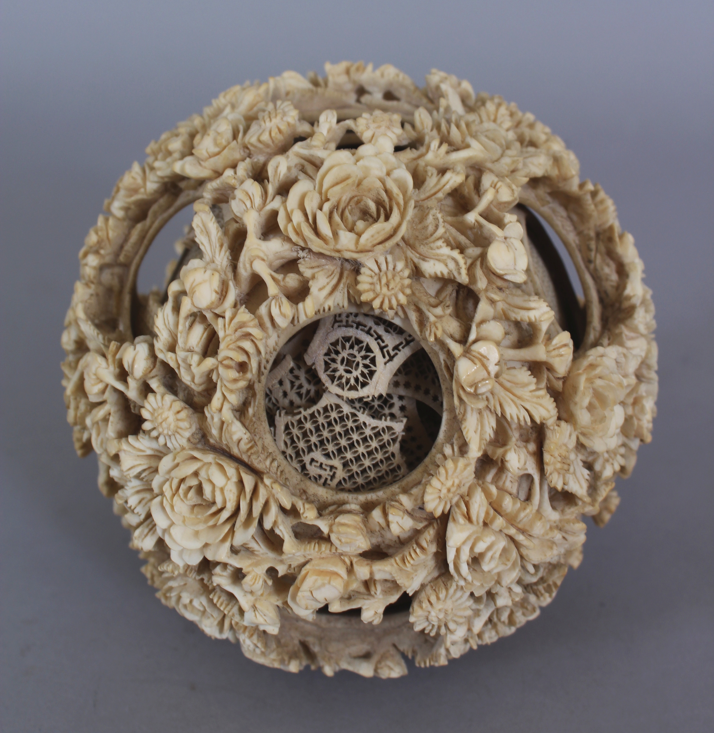 A LARGE 19TH CENTURY CHINESE CARVED IVORY CONCENTRIC BALL, weighing approx. 377gm, the outer - Image 4 of 6