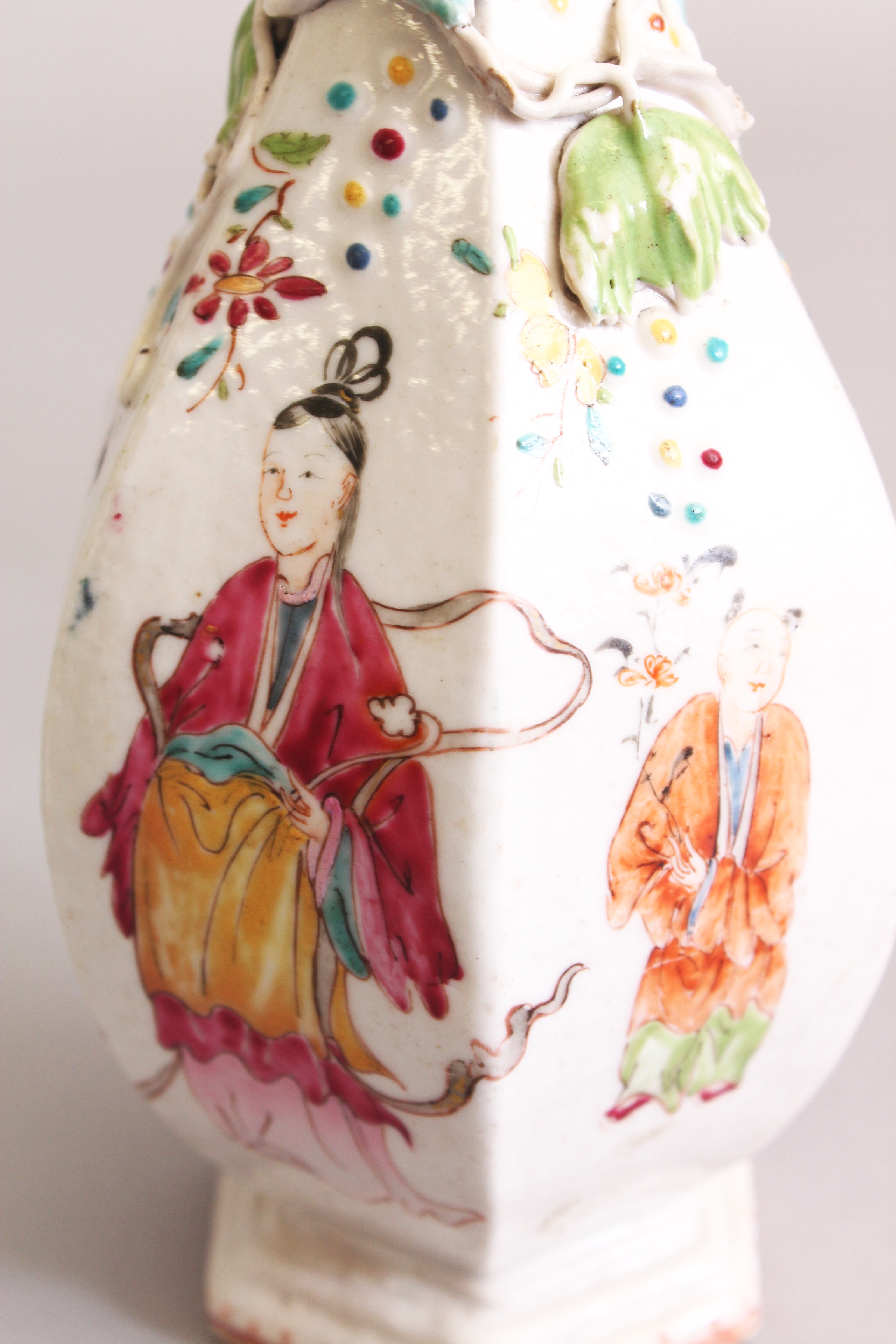 A GOOD 18TH CENTURY CHINESE QIANLONG PERIOD THREE PIECE FAMILLE ROSE MANDARIN SOFT PASTE PORCELAIN - Image 6 of 9