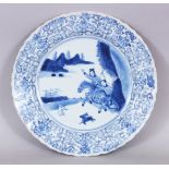 A GOOD QUALITY BLUE & WHITE PORCELAIN PLATE, the interior centre decorated with a hunting scene, the