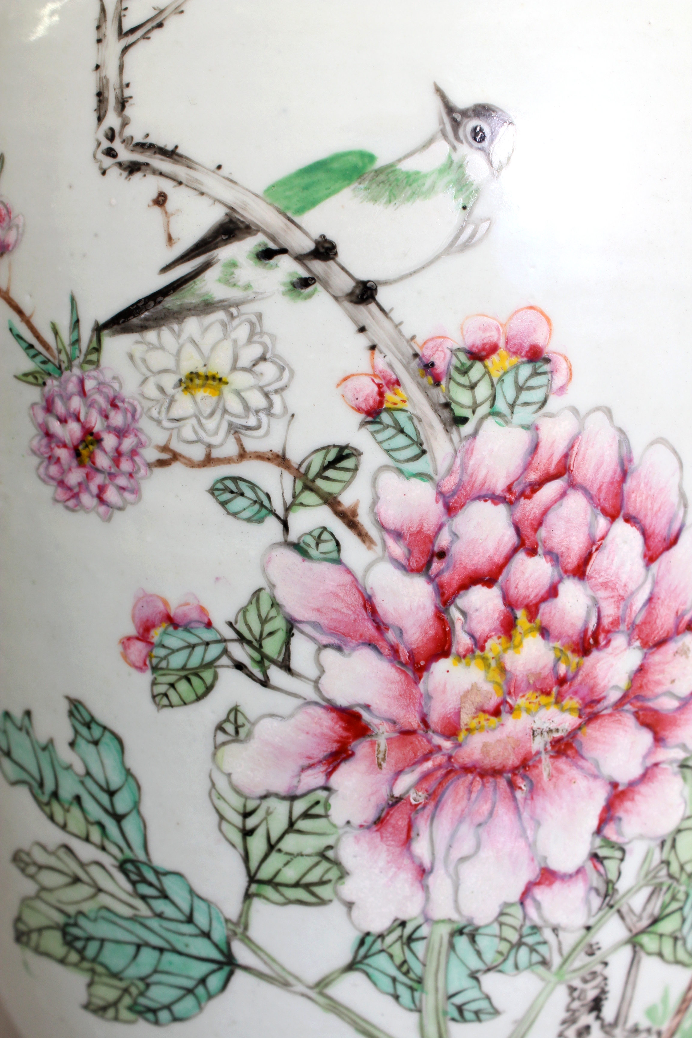 A LARGE CHINESE REPUBLIC PERIOD FAMILLE ROSE PORCELAIN VASE, painted with calligraphy and with a - Image 5 of 9