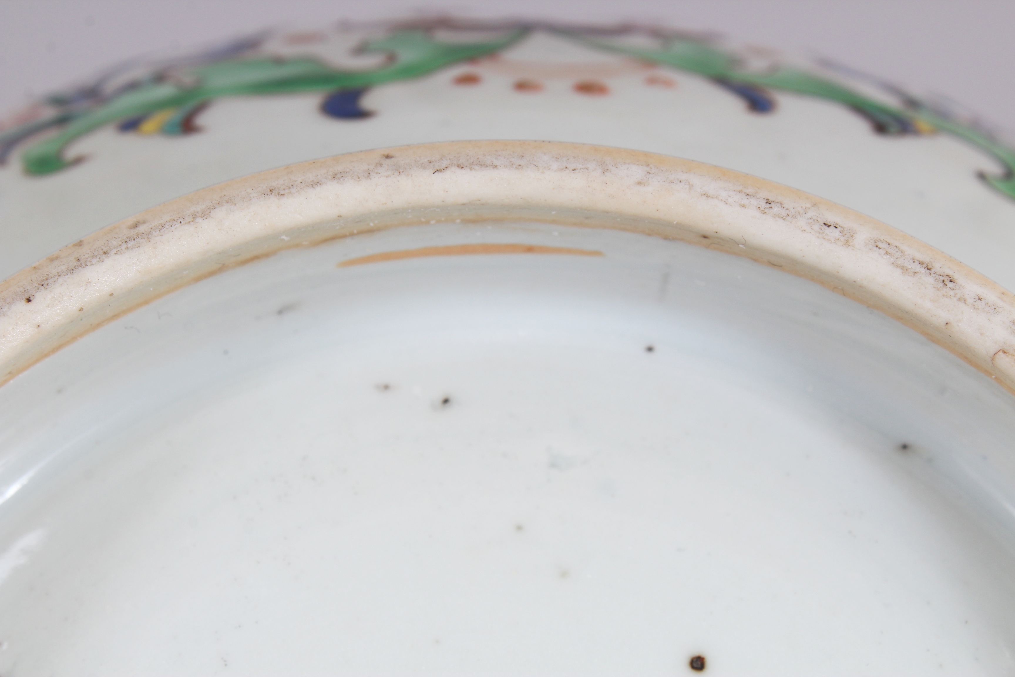 AN UNUSUAL EARLY 18TH CENTURY CHINESE FAMILLE ROSE FLUTED PORCELAIN BOWL, painted with formal - Image 8 of 8