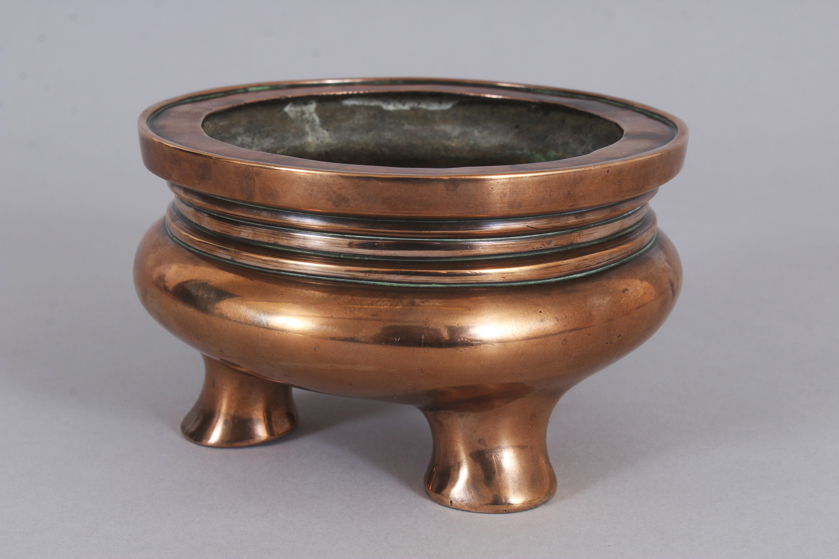 A GOOD 17TH/18TH CENTURY CHINESE POLISHED BRONZE TRIPOD CENSER, weighing approx. 905gm, the base - Image 4 of 8