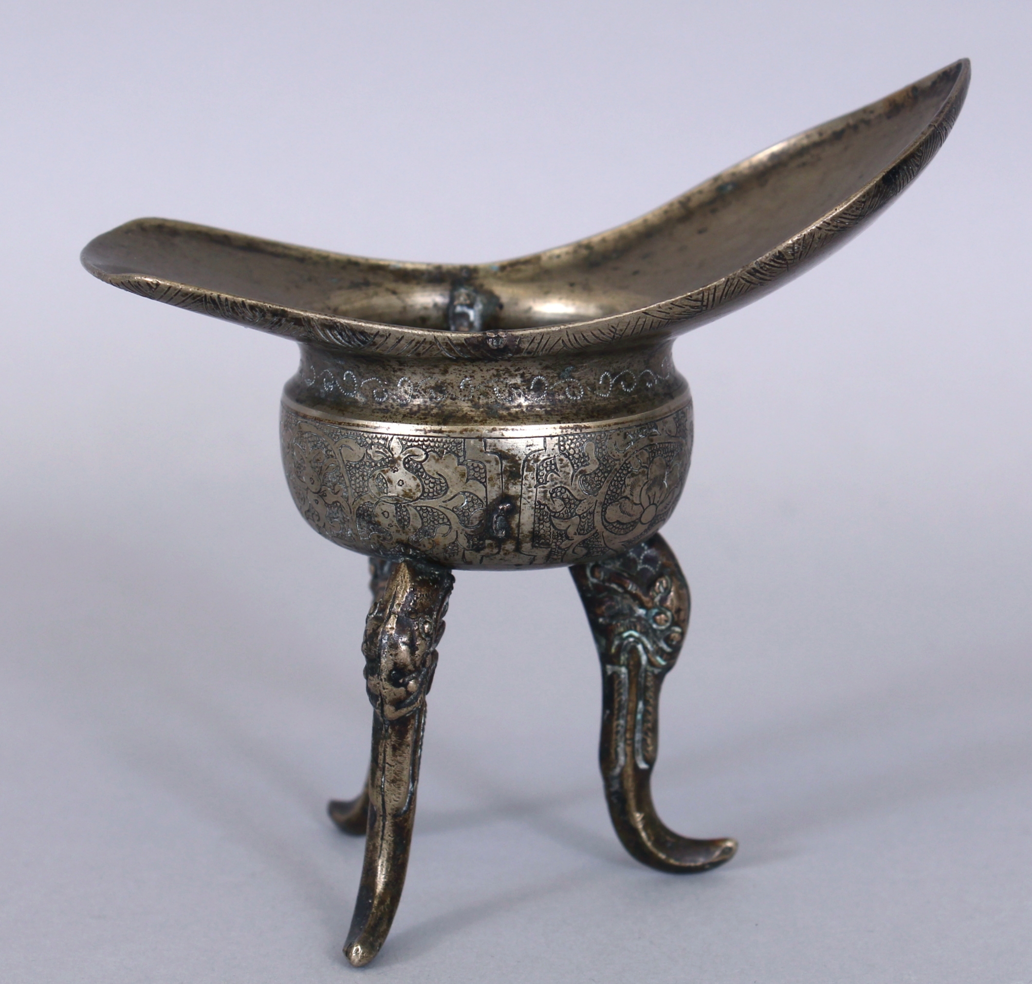 AN UNUSUAL 18TH/19TH CENTURY CHINESE OR TIBETAN SILVERED METAL PAKTONG JUE TRIPOD CENSER, the - Image 4 of 9