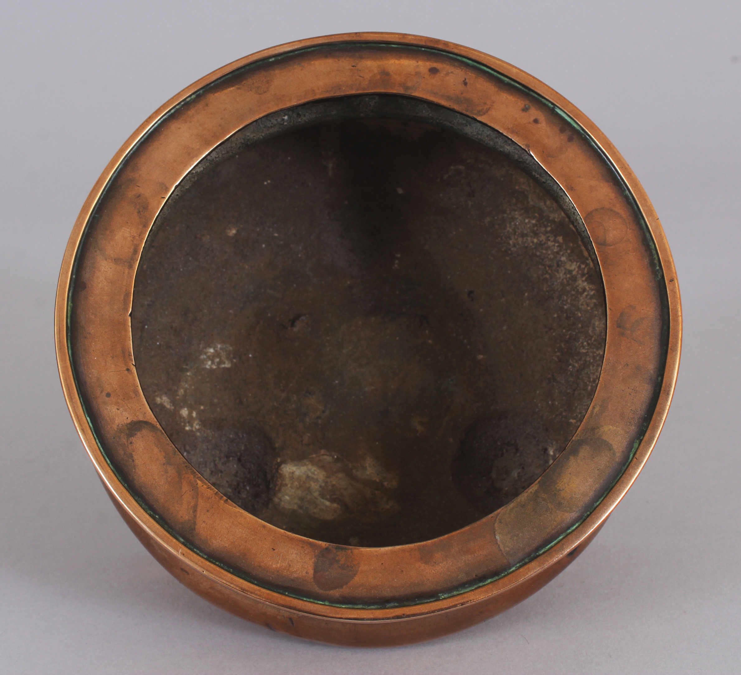 A GOOD 17TH/18TH CENTURY CHINESE POLISHED BRONZE TRIPOD CENSER, weighing approx. 905gm, the base - Image 6 of 8