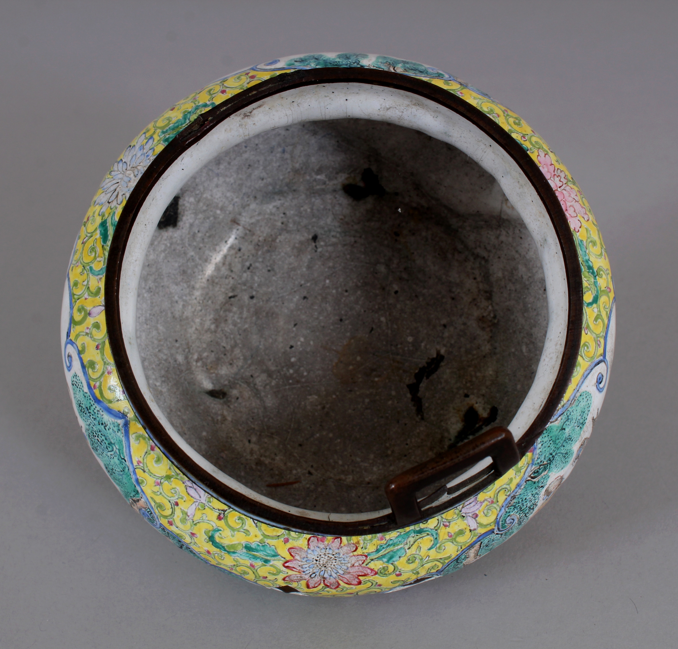 AN UNUSUAL 18TH/19TH CENTURY CHINESE YELLOW GROUND CANTON ENAMEL TRIPOD CENSER, decorated with - Image 4 of 6