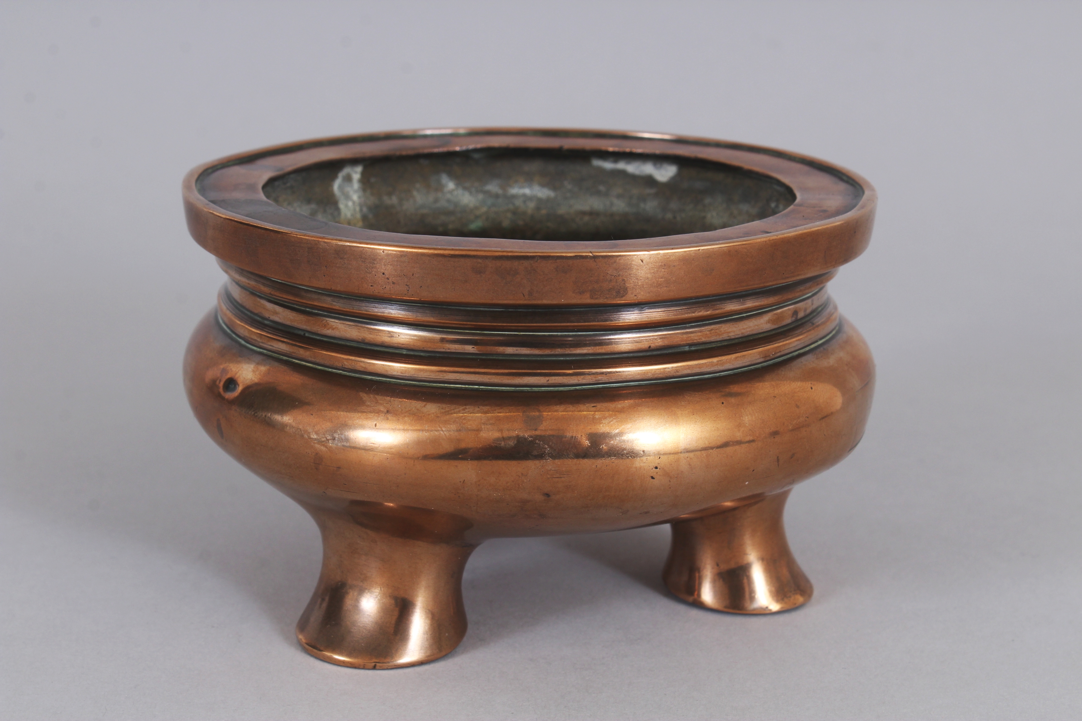 A GOOD 17TH/18TH CENTURY CHINESE POLISHED BRONZE TRIPOD CENSER, weighing approx. 905gm, the base - Image 2 of 8