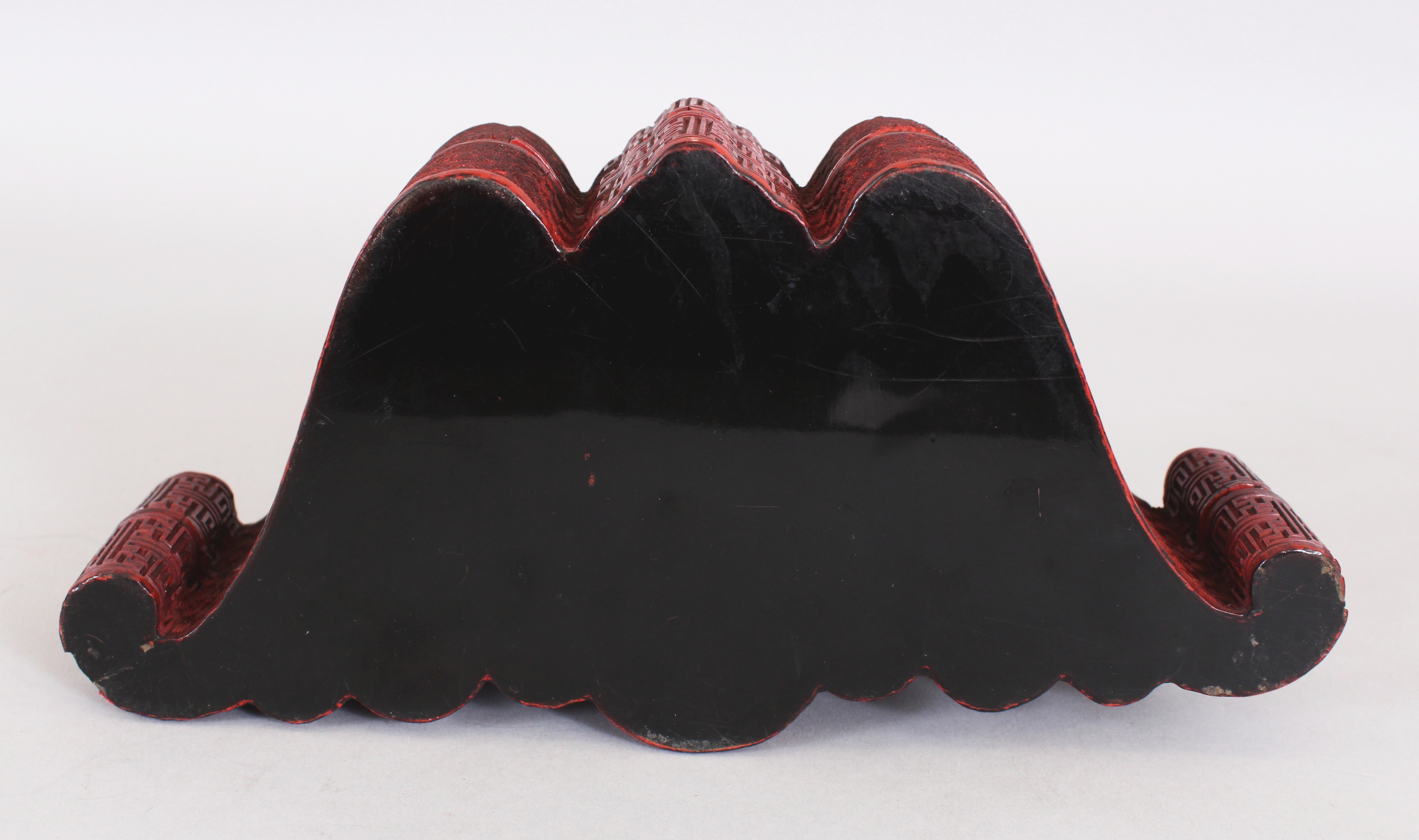 A GOOD QUALITY EARLY/MID 19TH CENTURY CHINESE CINNABAR LACQUER BAT-FORM BOX & COVER, with well - Image 7 of 7