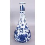 A CHINESE WANLI STYLE BLUE & WHITE KRAAK PORCELAIN BOTTLE VASE, 12.4in high.